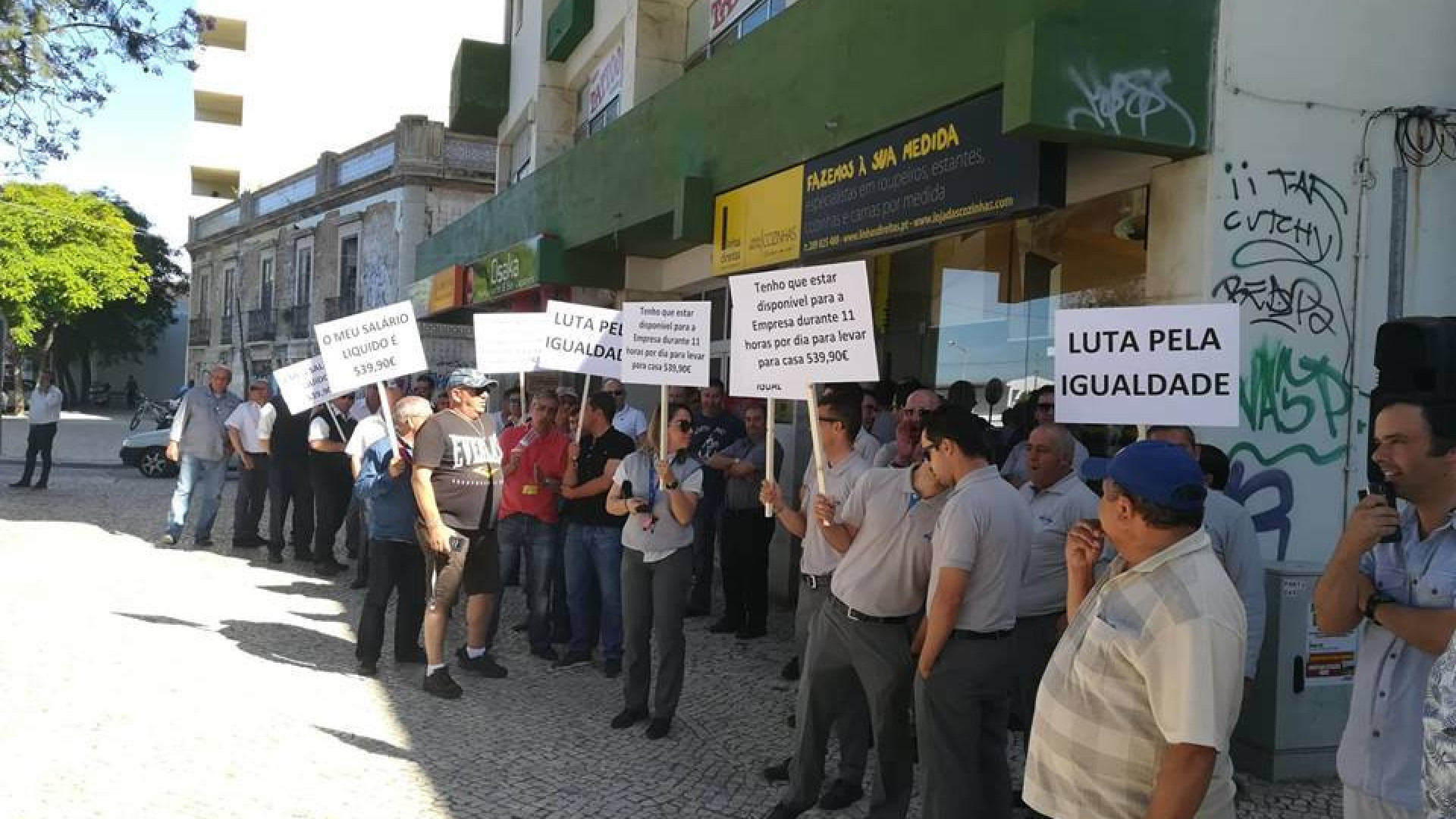 Trabalhadores do Grupo Eva protestam por melhores salários em Faro