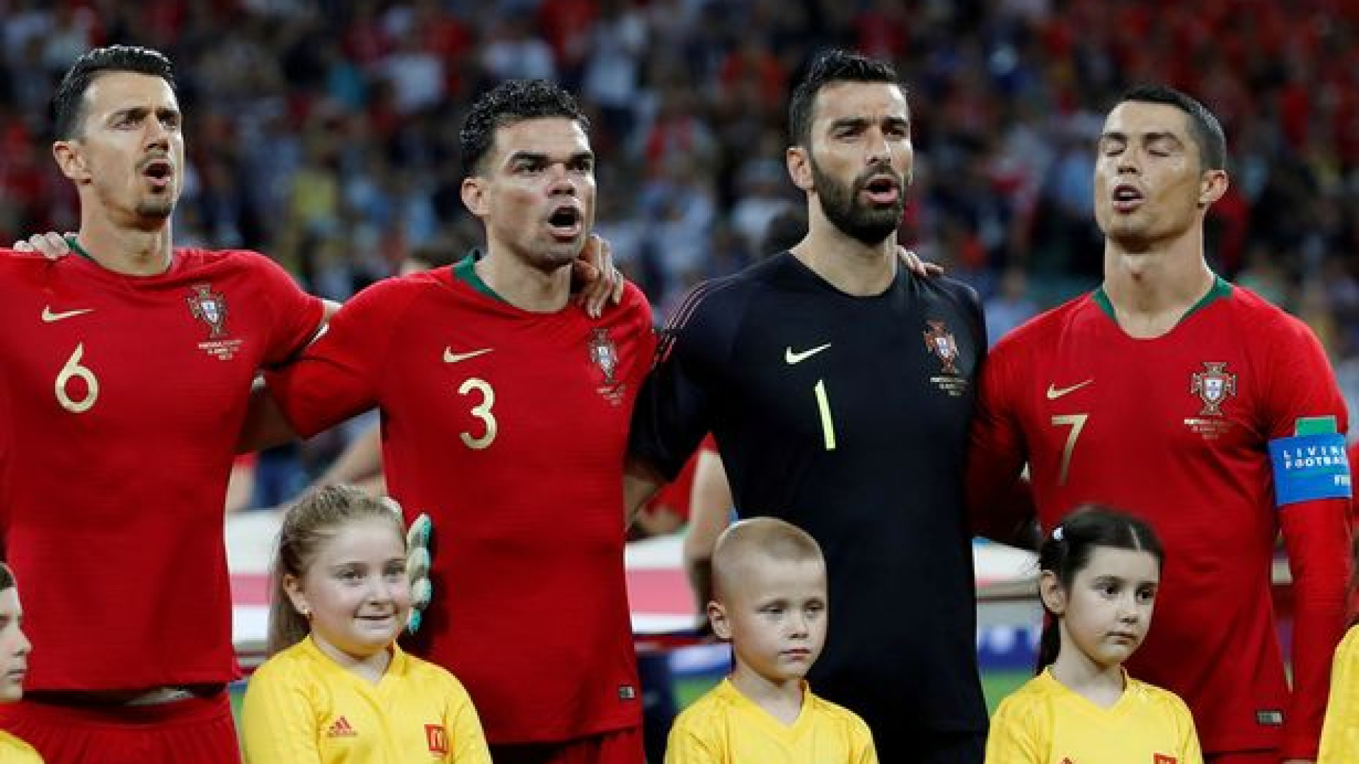 Cristiano Ronaldo a olhar para o lado no hino? Ingleses explicam
