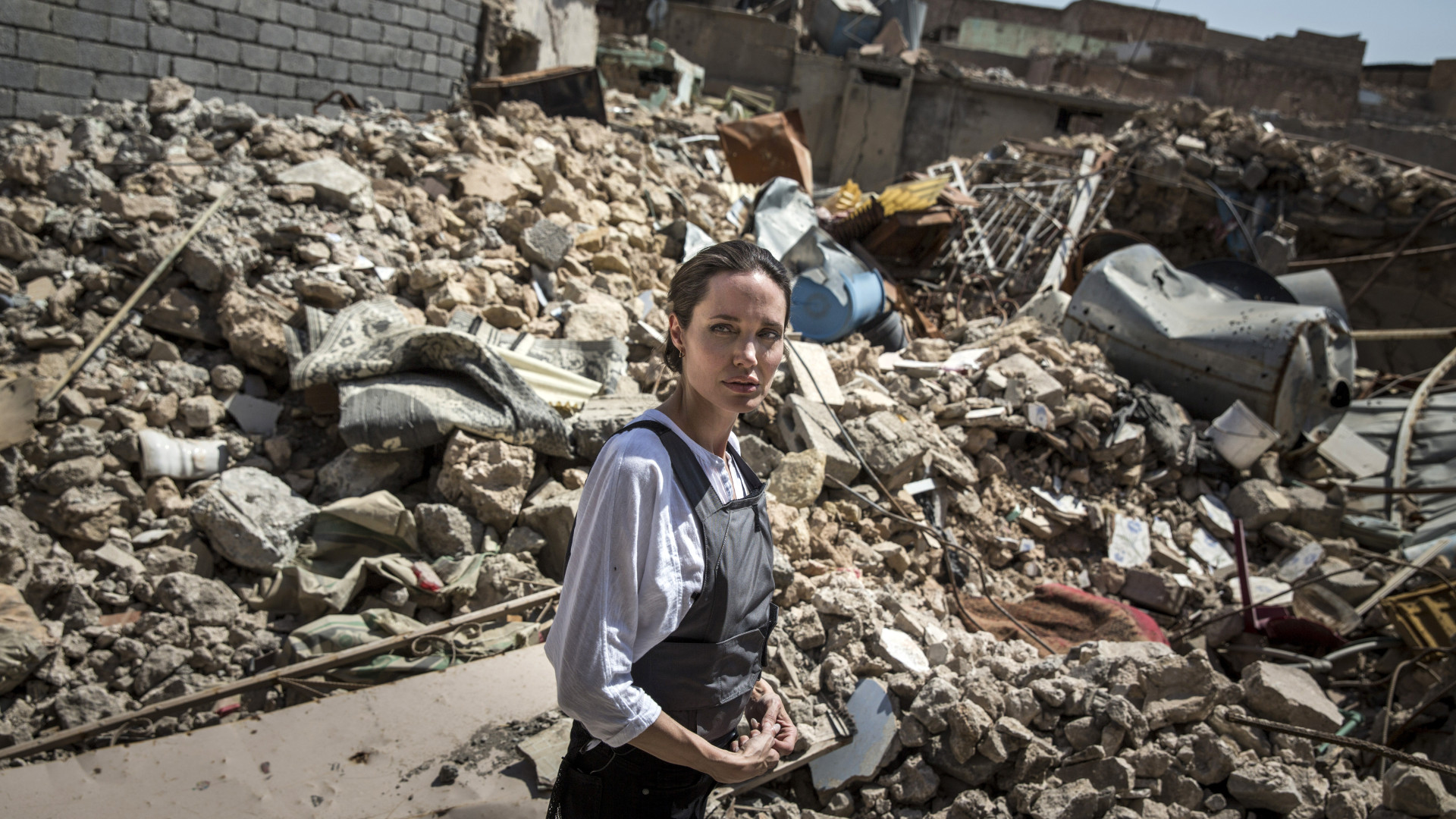 Jolie visita Mossul: Cenário de destruição e carência de afetos