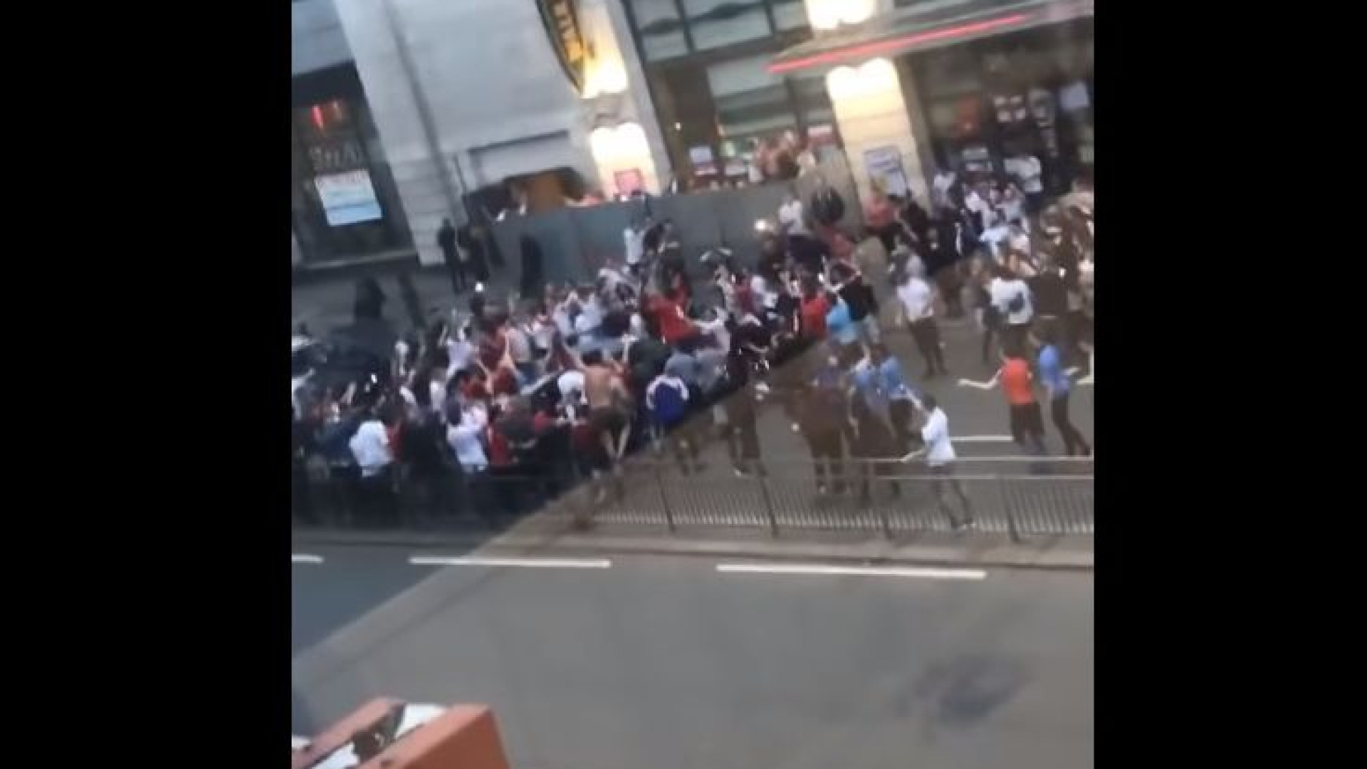 A louca celebração de um adepto inglês podia ter acabado em tragédia