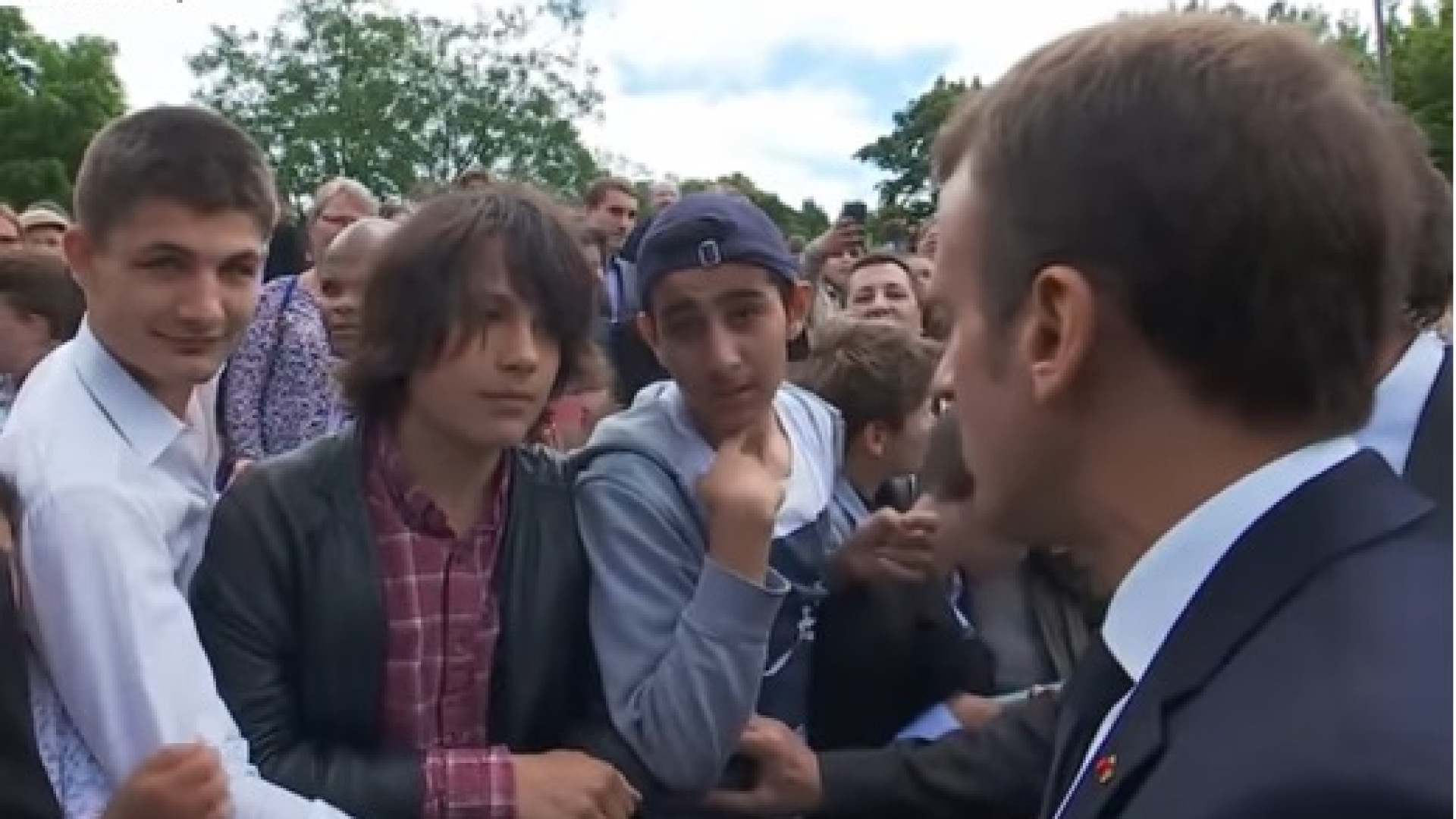 "Trata-me por Senhor Presidente". Macron coloca jovem no seu lugar