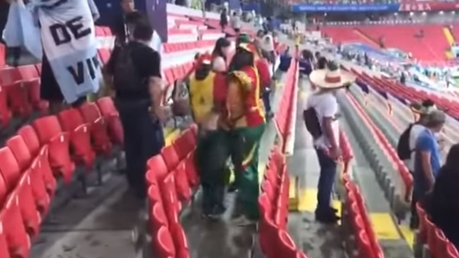 Depois do Japão, os adeptos do Senegal também limparam as bancadas