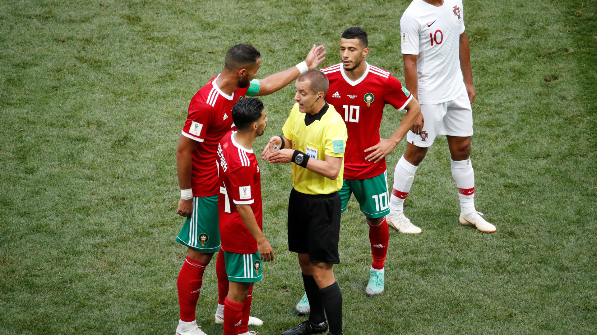 Benatia arrasa a arbitragem do Portugal-Marrocos e aponta o dedo a CR7