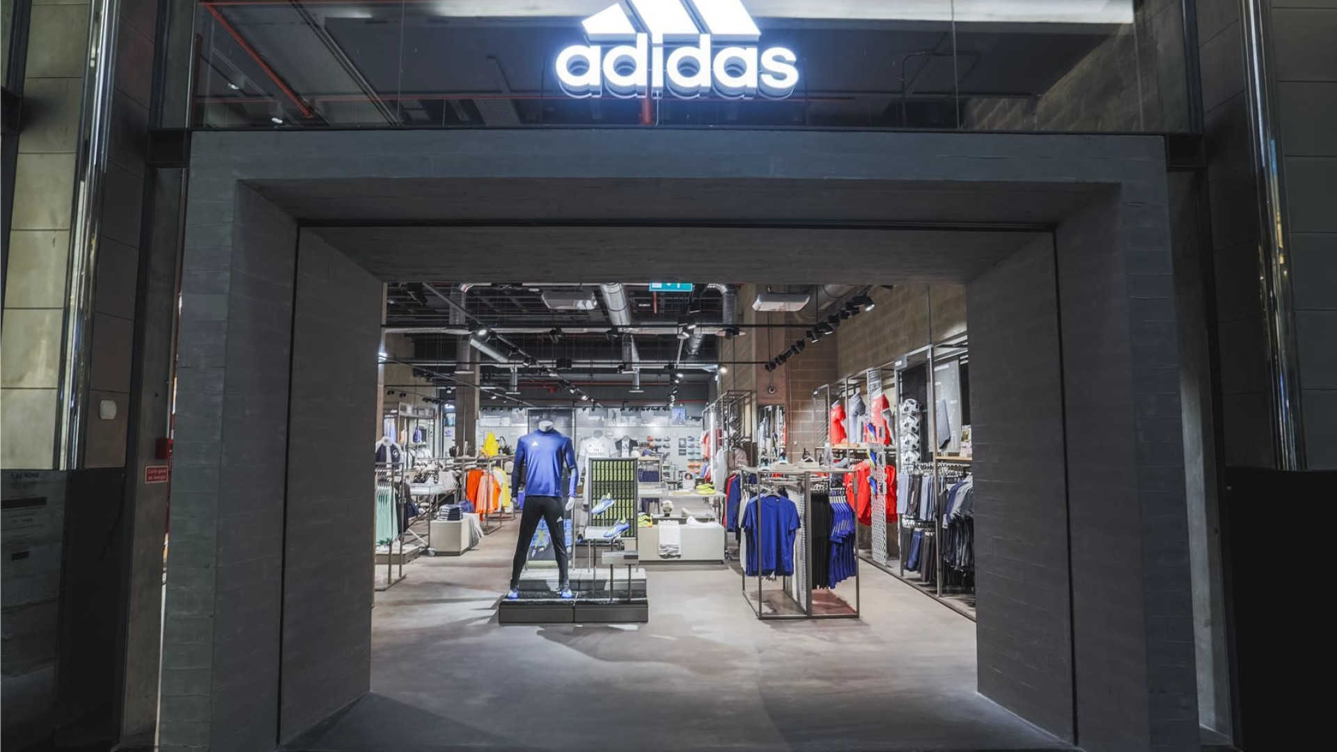 Adidas reinaugura loja no Almada Fórum com novo conceito Stadium