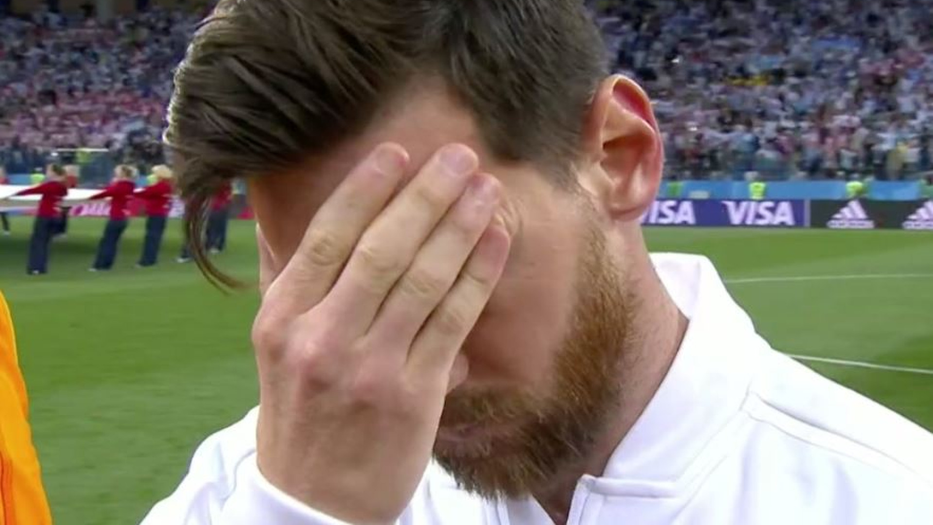 A expressão de Messi durante hino argentino já corre mundo