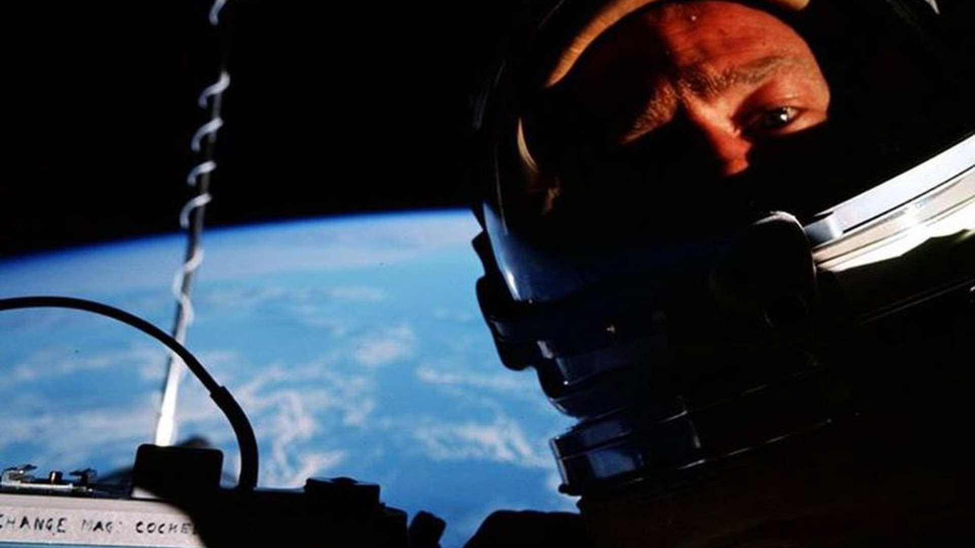 Astronauta recorda que tirou a primeira selfie no Espaço em 1966