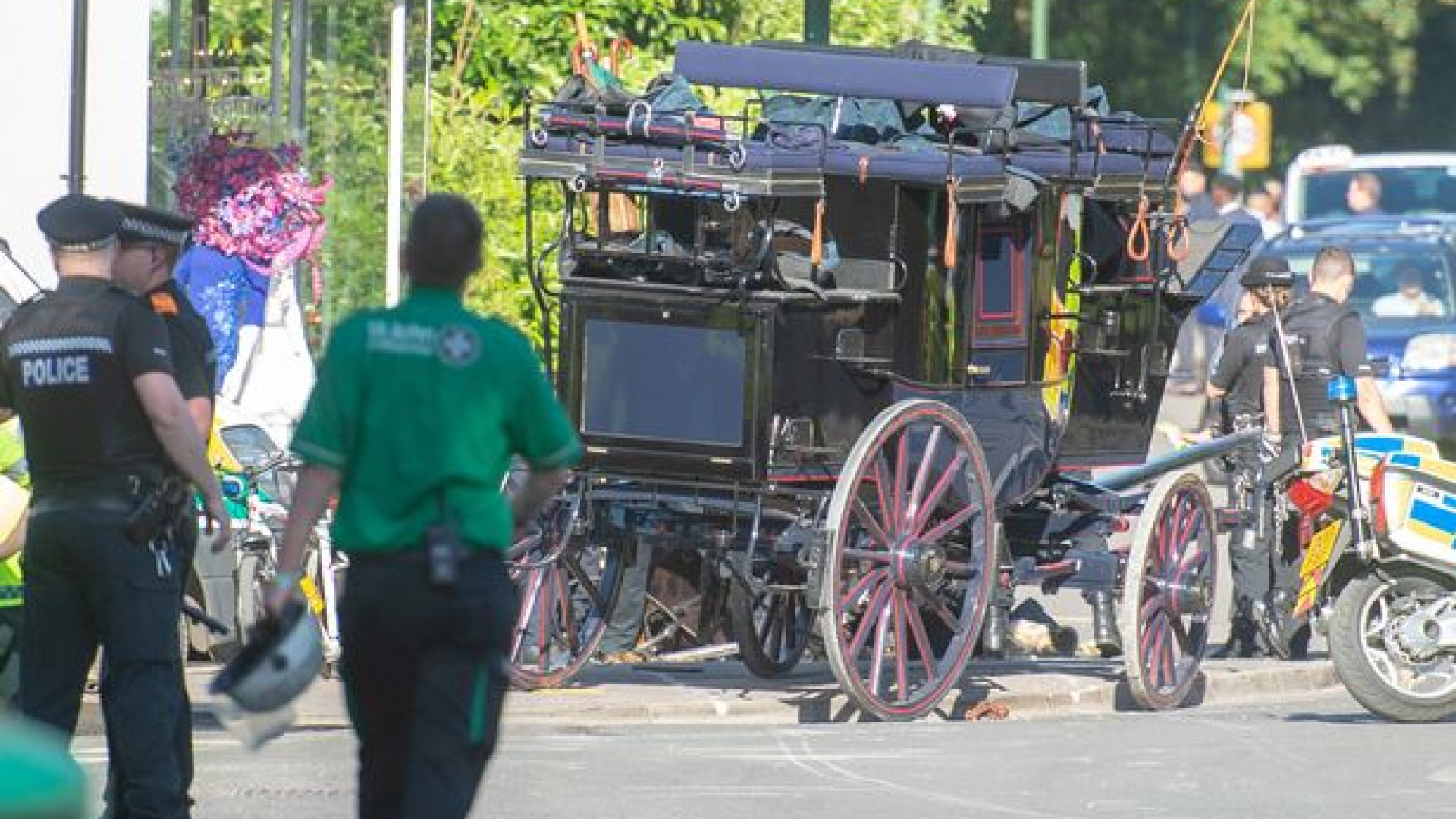 Quatro cavalos e uma carruagem entram por montra de loja no Reino Unido