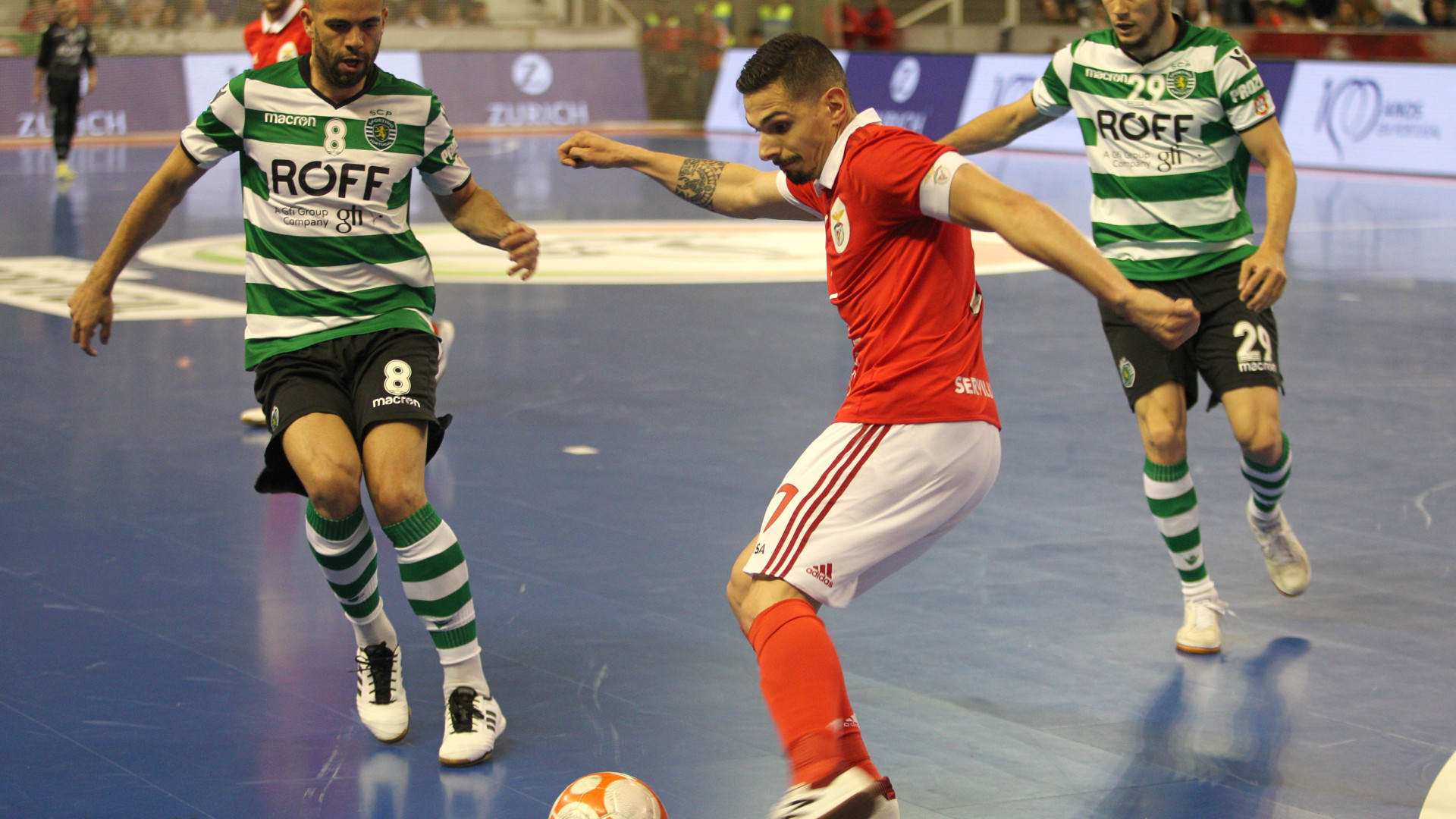 Duelo épico: Benfica assalta a casa do leão e está a um passo do título
