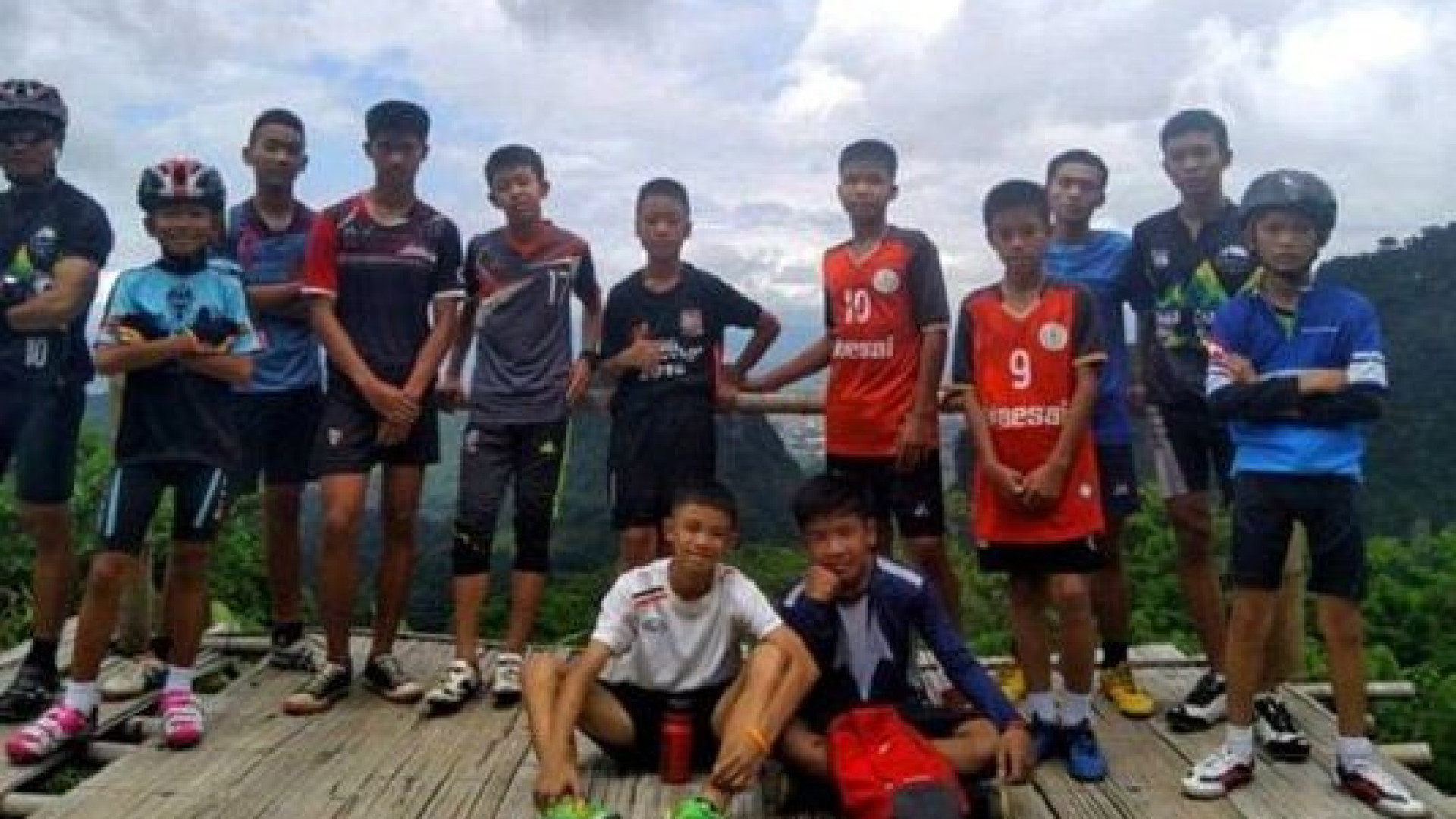 Treinador de jovens presos em gruta passou fome durante nove dias