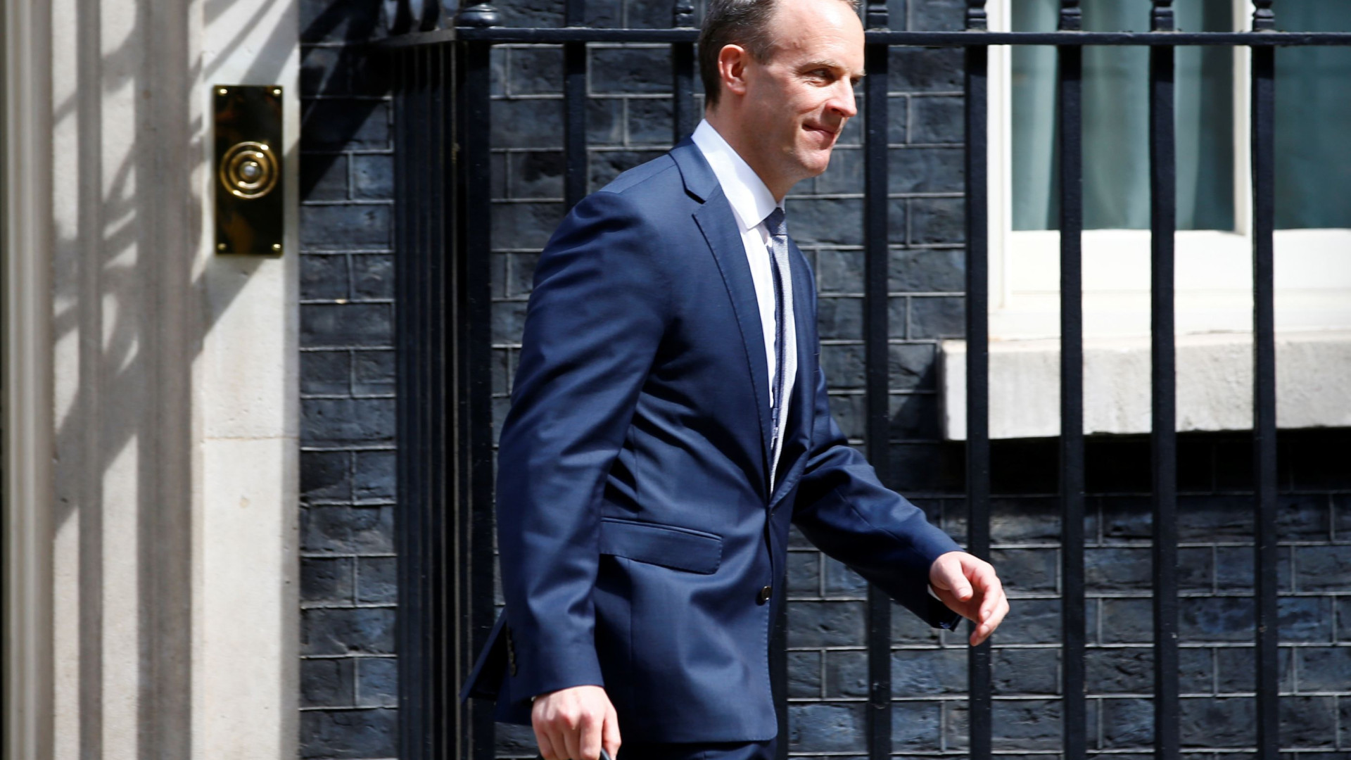 Dominic Raab substitui David Davis como ministro responsável pelo Brexit