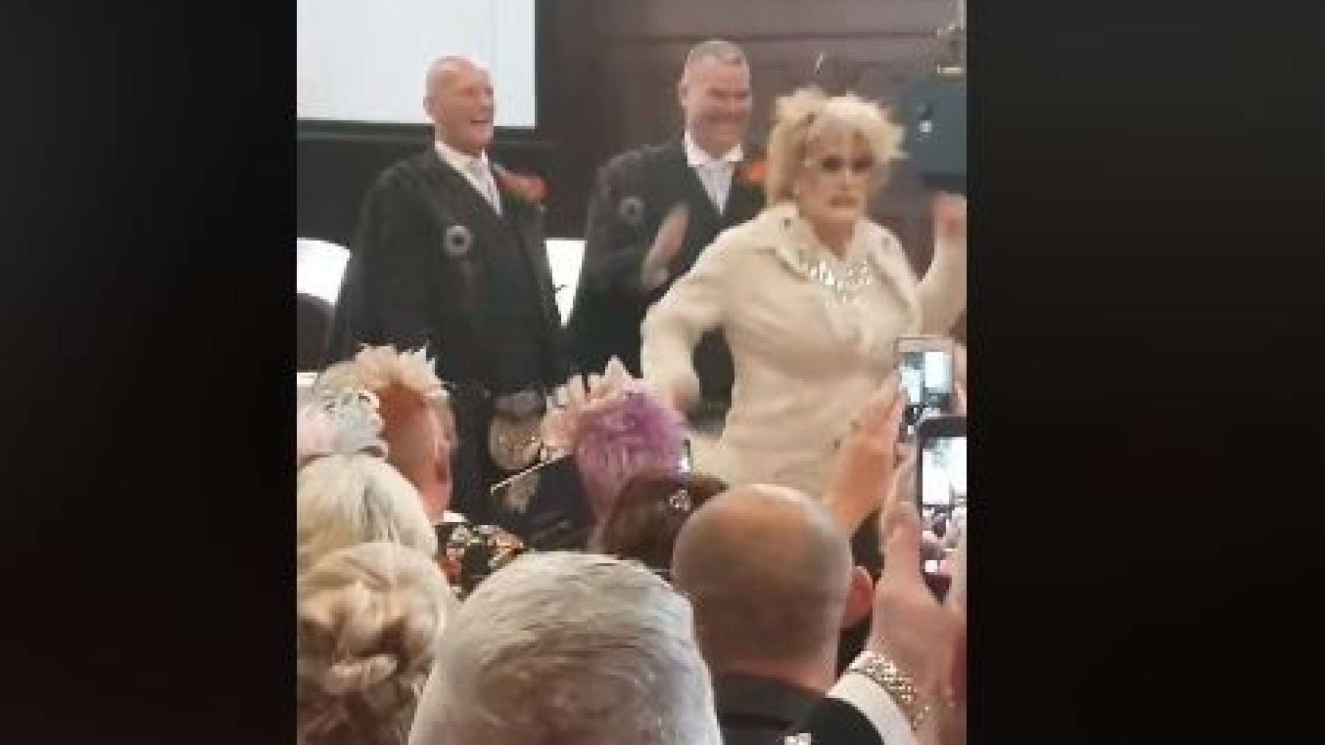 Drag queen invade casamento a cantar 'Deveria ser eu'