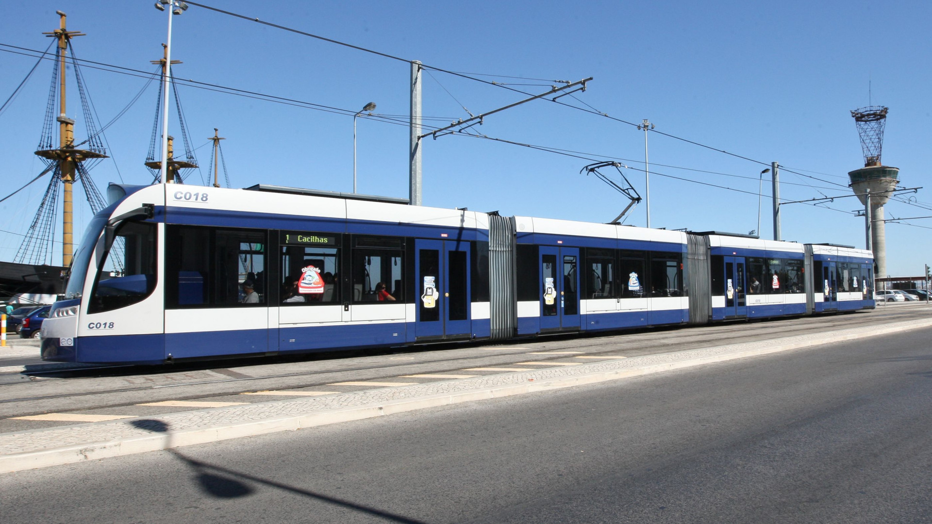 Metro de superfície abalroa autocarro da TST na Caparica. Há feridos