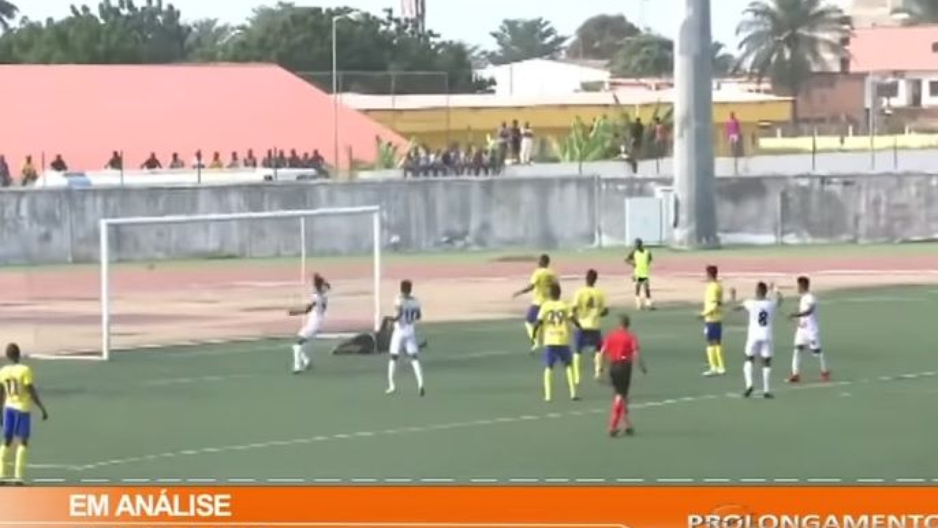 Bola bate na trave, volta para trás e o árbitro assinala... golo