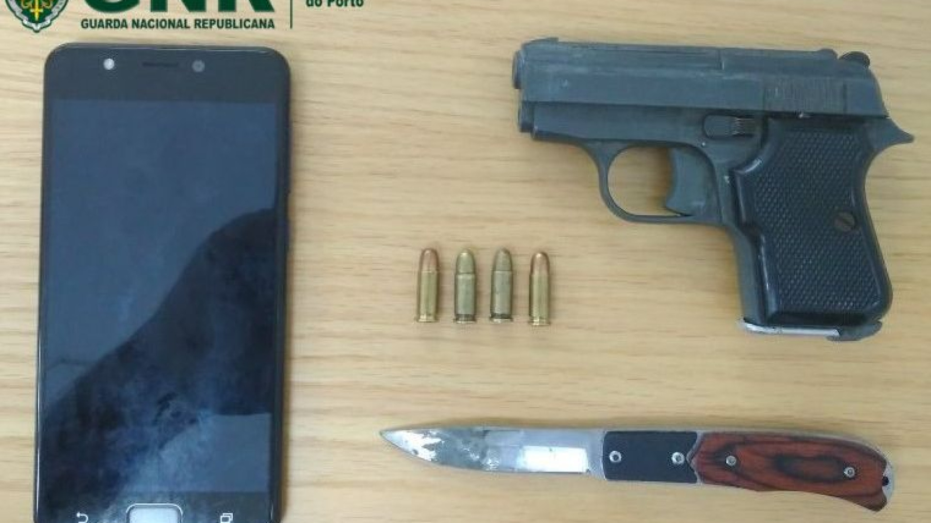 Ameaça ex-namorada de morte com arma de fogo