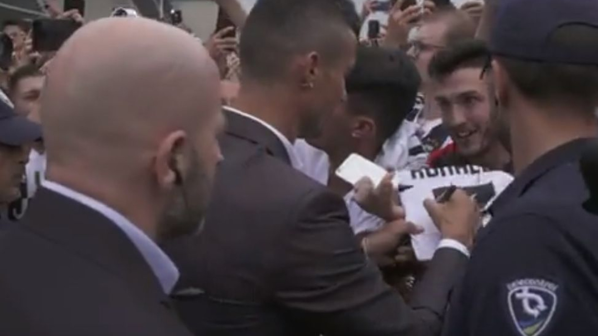 Ronaldo 'devorado' por uma enchente na chegada a Turim