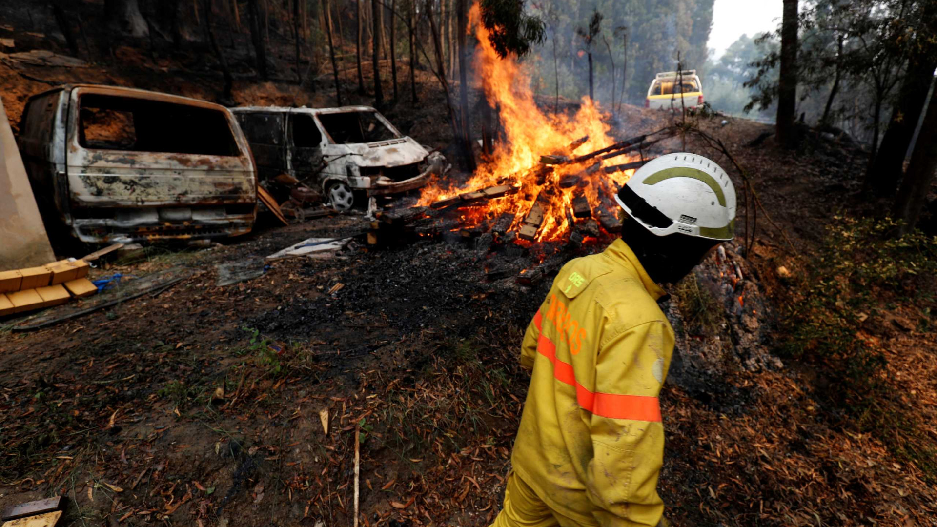 Aviões que combatem incêndio de Monchique estão a carregar químicos