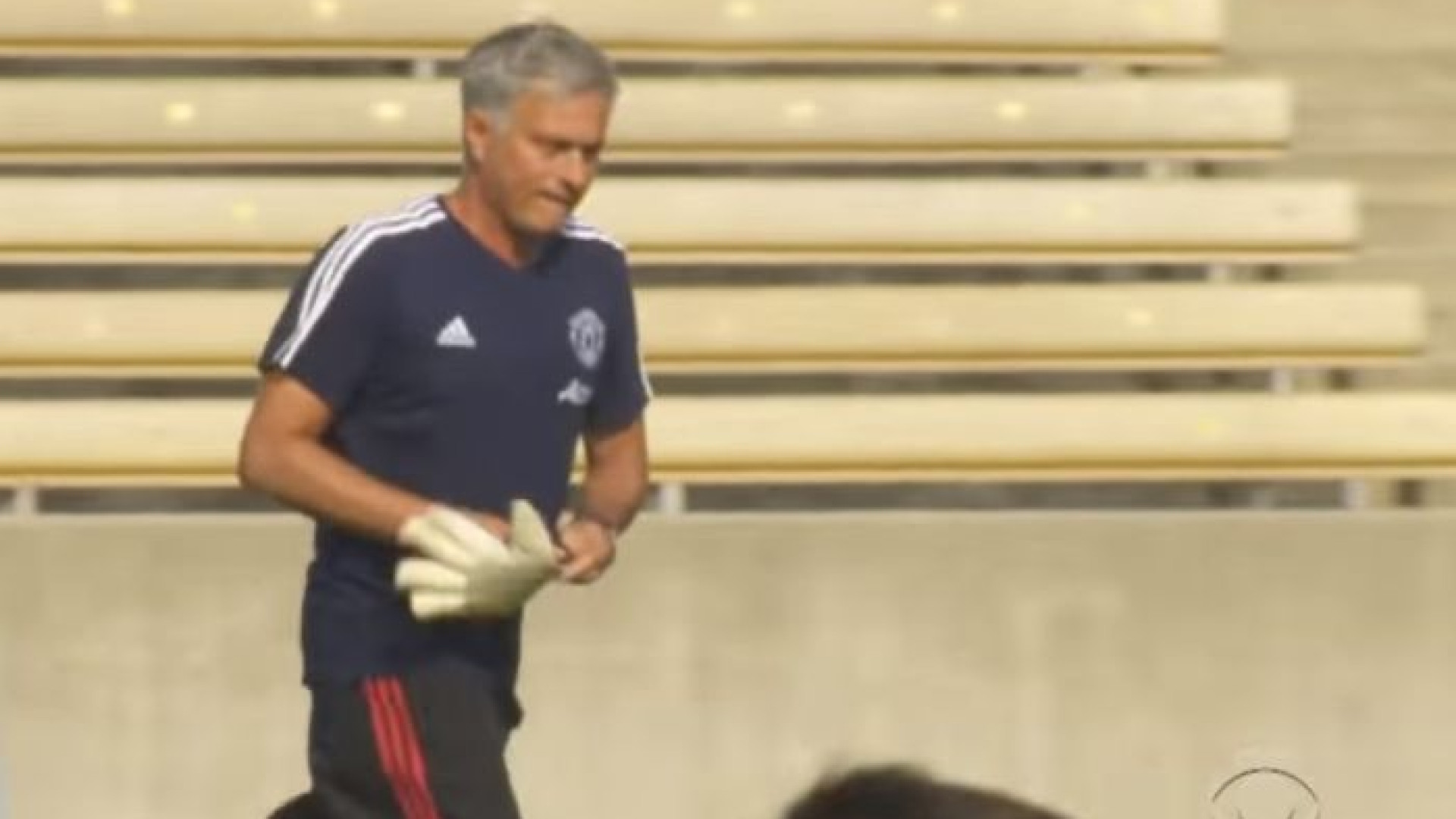 Mourinho foi à baliza contra multidão de crianças... e não convenceu