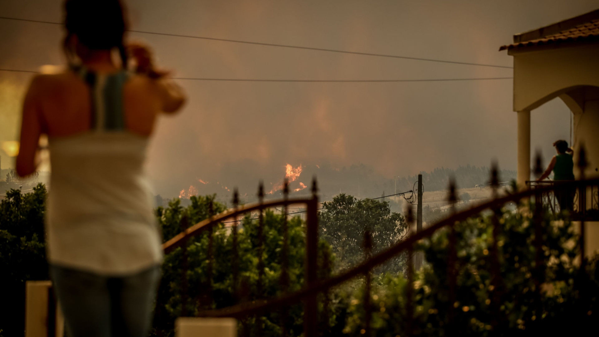 Perímetro do fogo já ultrapassa os 100 quilómetros, há 299 deslocados