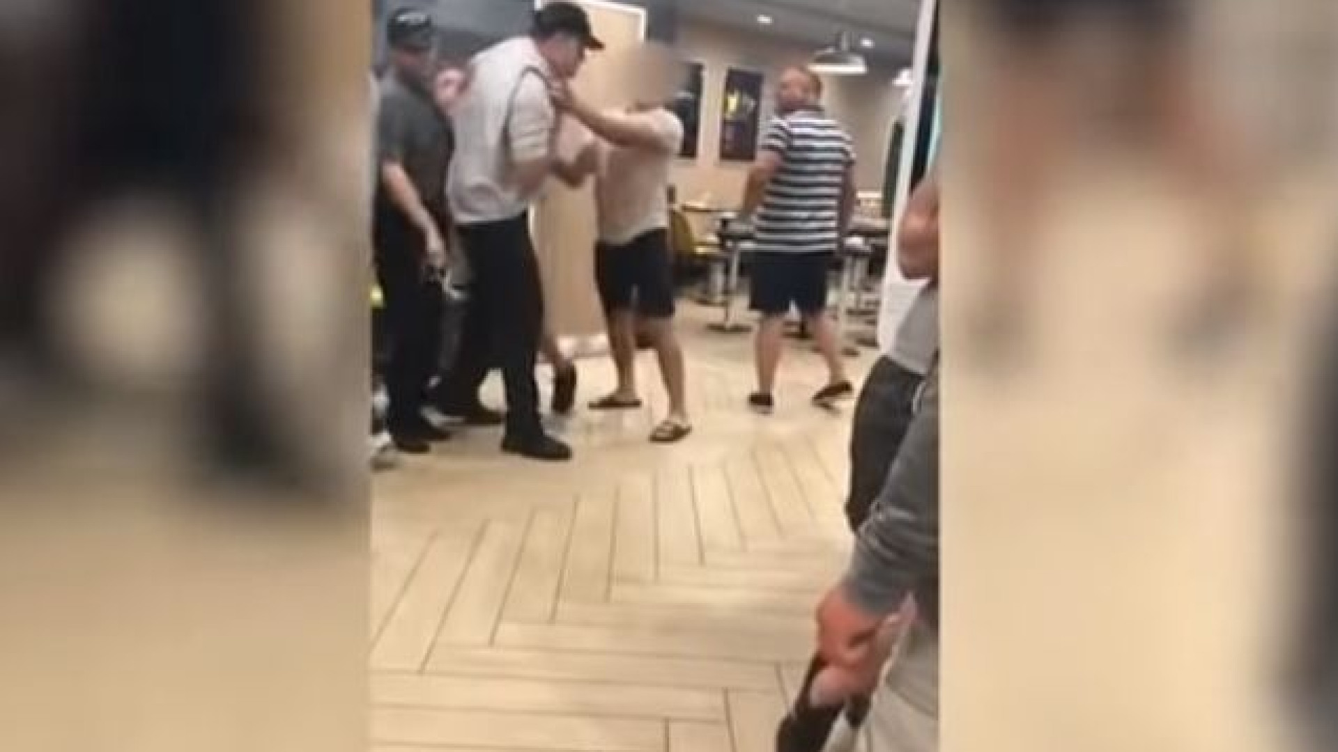 Irmãos agridem gerente de McDonald's. Pai assiste sem fazer nada
