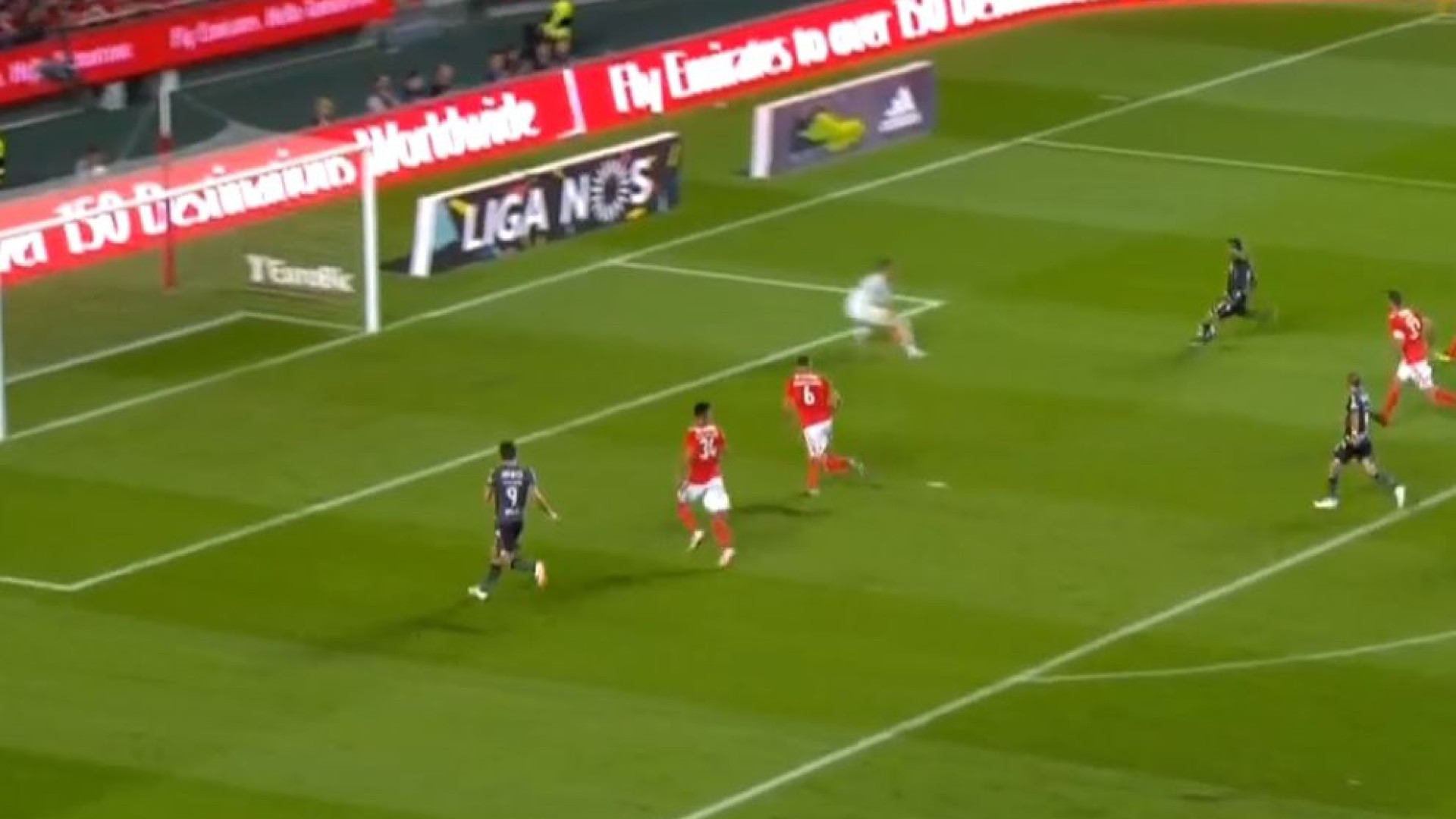 Celis ainda assustou os adeptos do Benfica com este golo