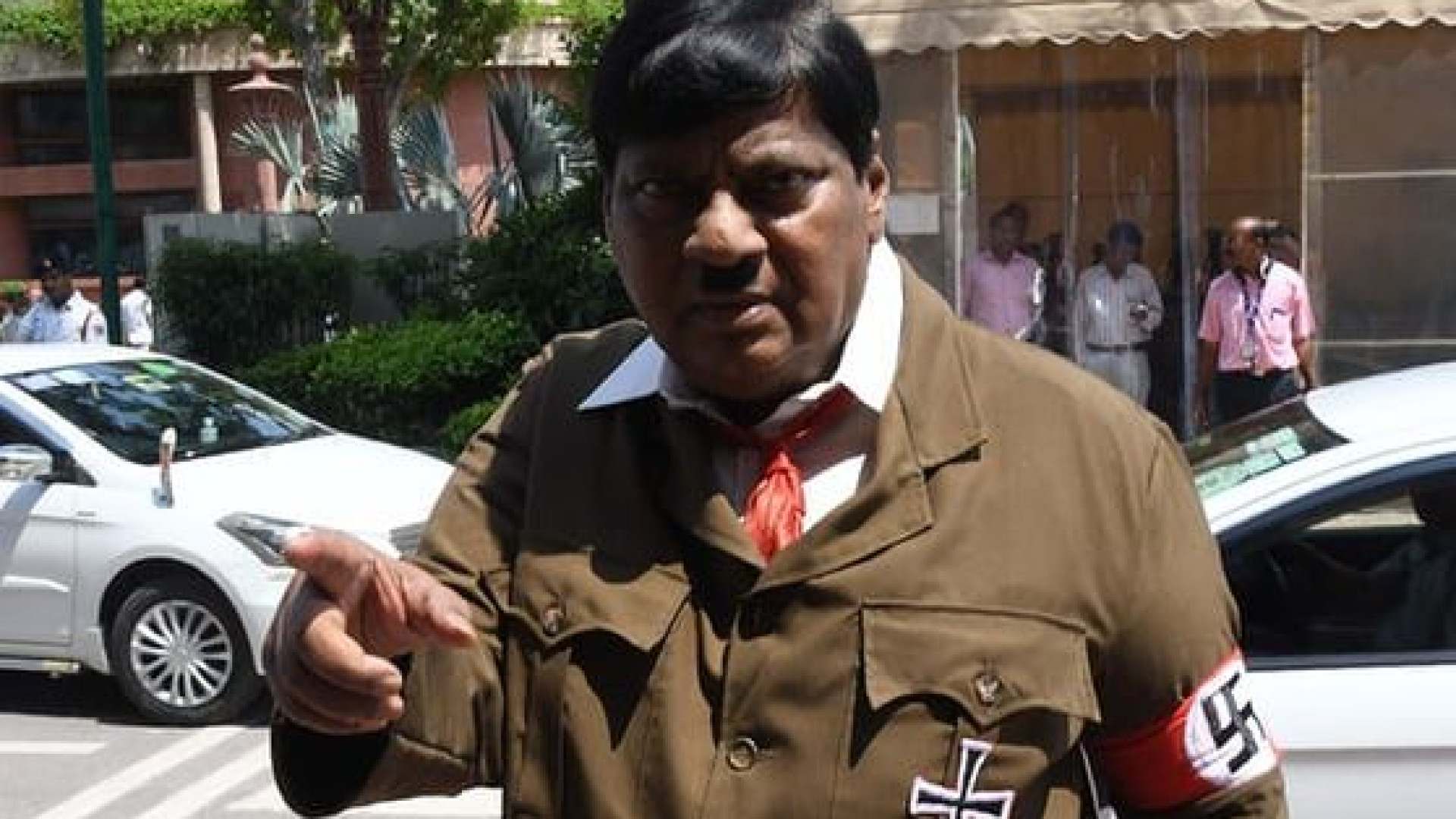 Deputado indiano vai ao parlamento disfarçado de Hitler