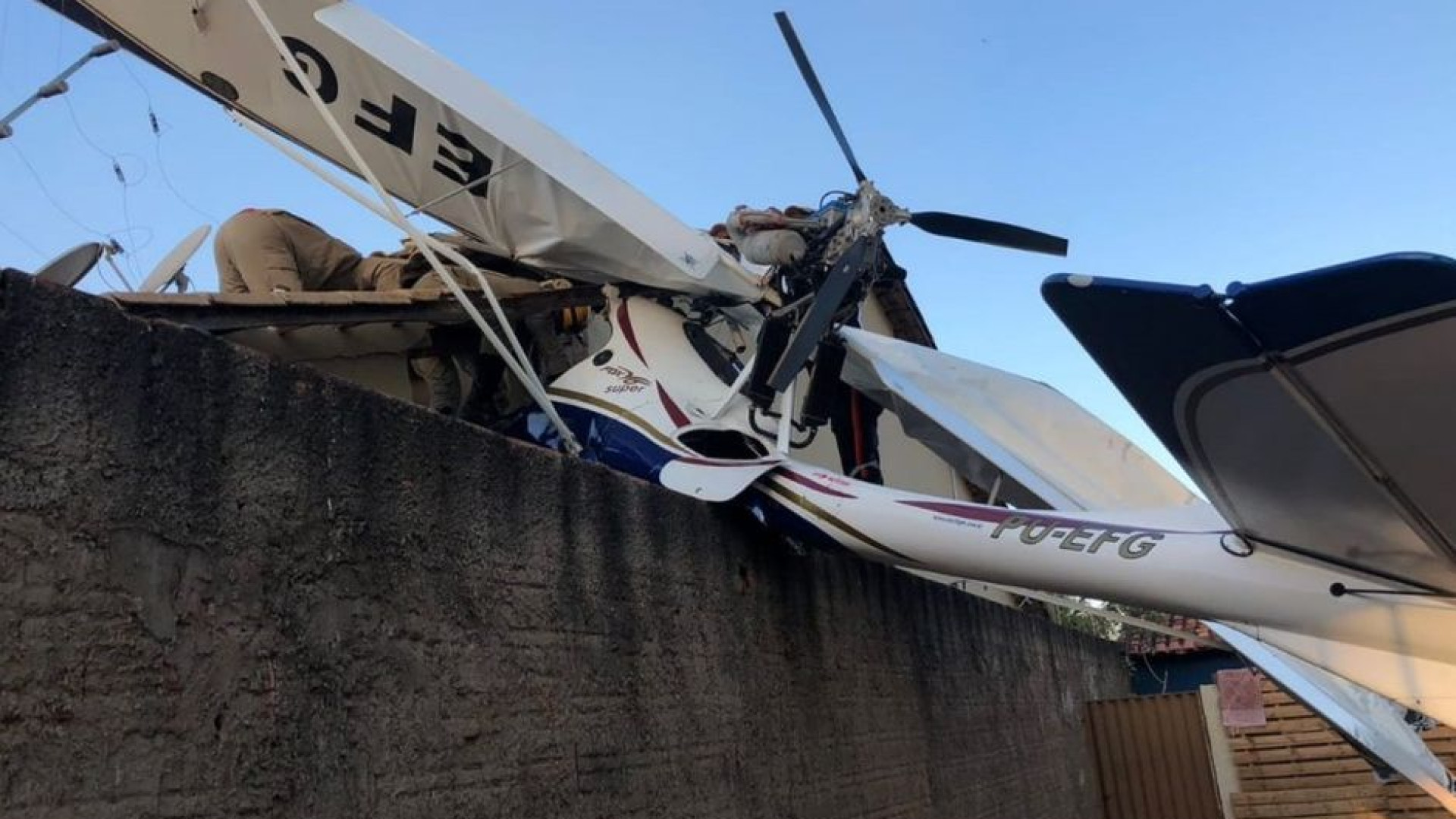 Avião despenha-se sobre casa no Brasil. Bebé morreu e há ainda 2 feridos
