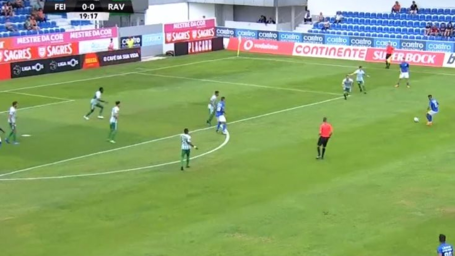 De fora de área, Tiago Silva rematou para o 1-0