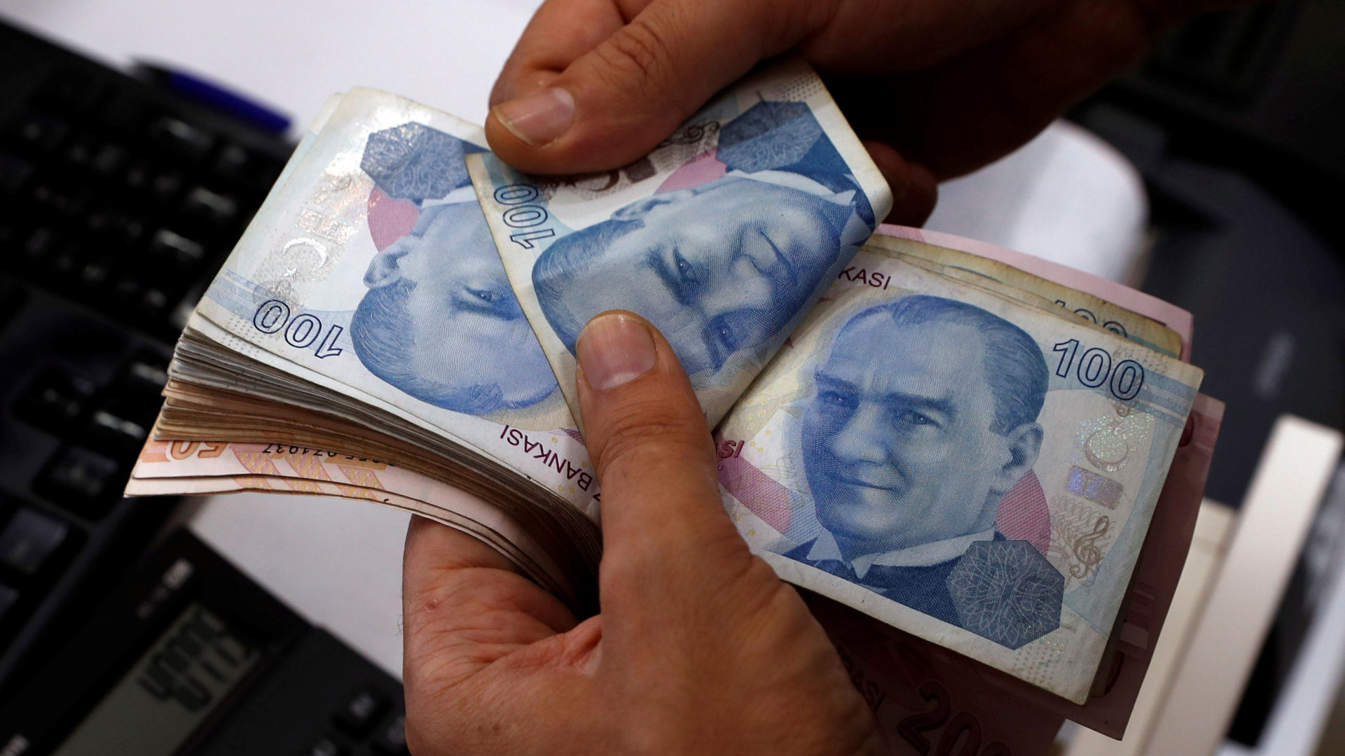 Medidas do banco central turco abrandam desvalorização da lira