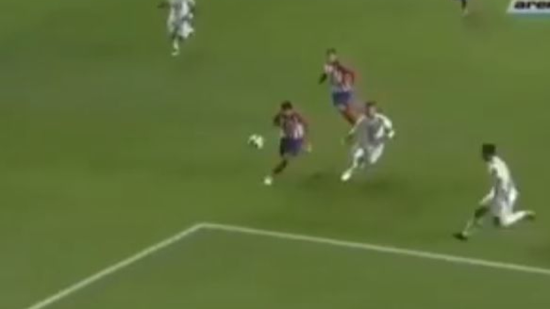 Diego Costa 'domina' de cabeça, ajeita o esférico e dispara para o 1-0