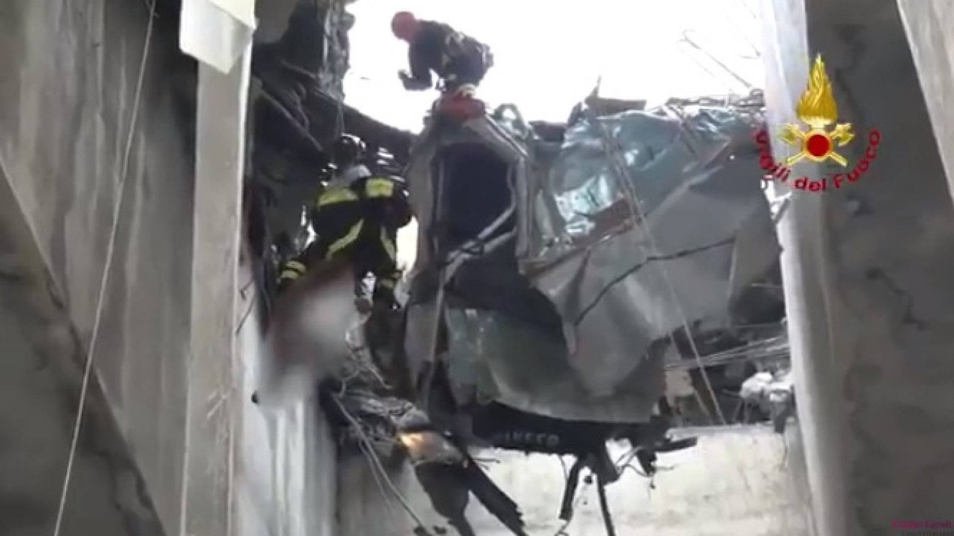 Autoridades partilham vídeo de resgate de vítima da queda de ponte