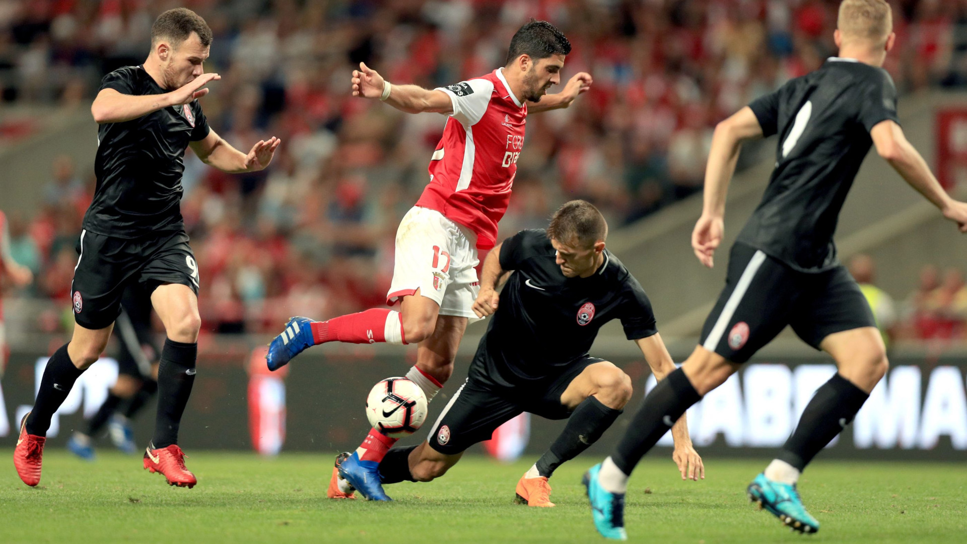 AC Milan esteve no Aves-Braga a tirar notas sobre dois 'guerreiros'