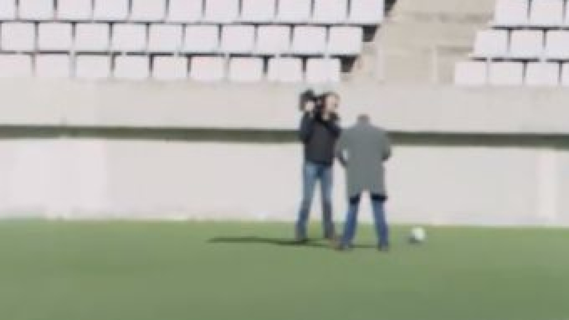 Messi faz 'cueca' a jornalista que estava a mais de 40 metros