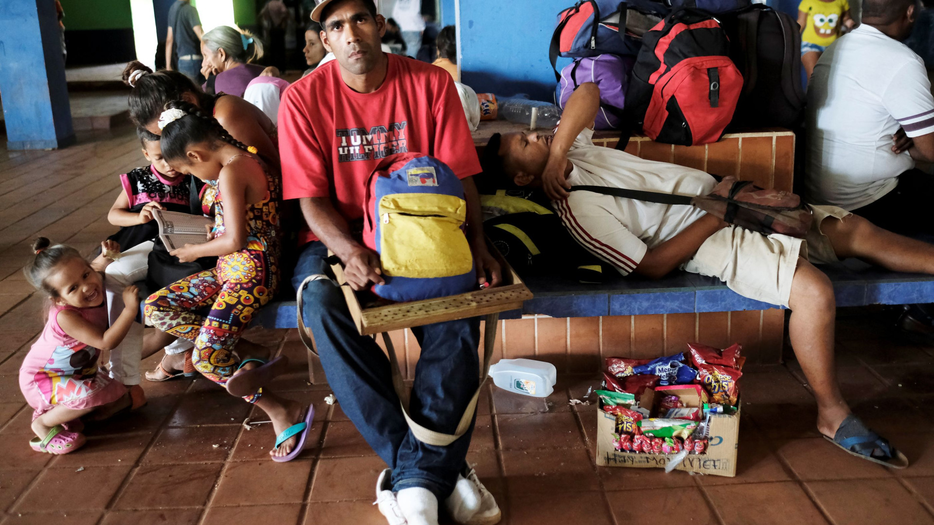 Mais de mil venezuelanos abandonam Brasil depois de violência