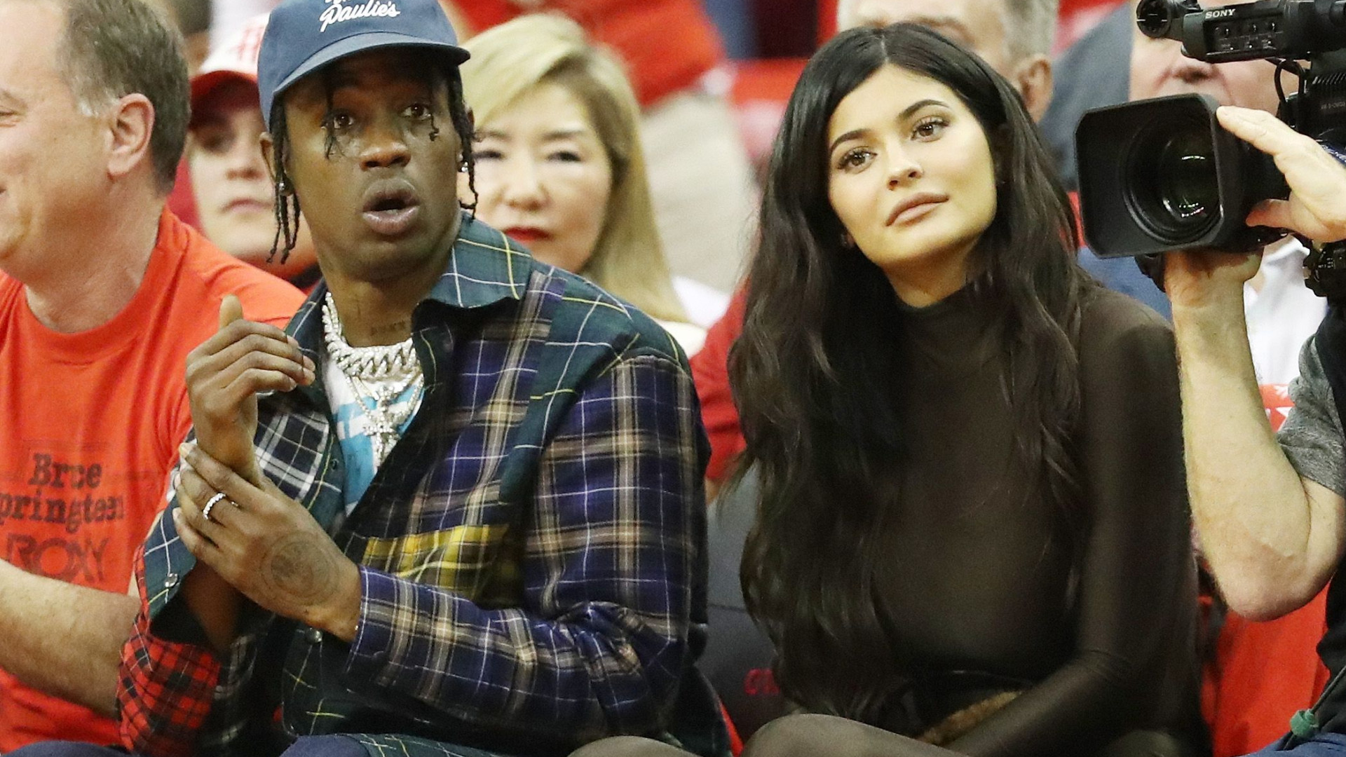 Afinal, Kylie Jenner vive ou não com o pai da filha?