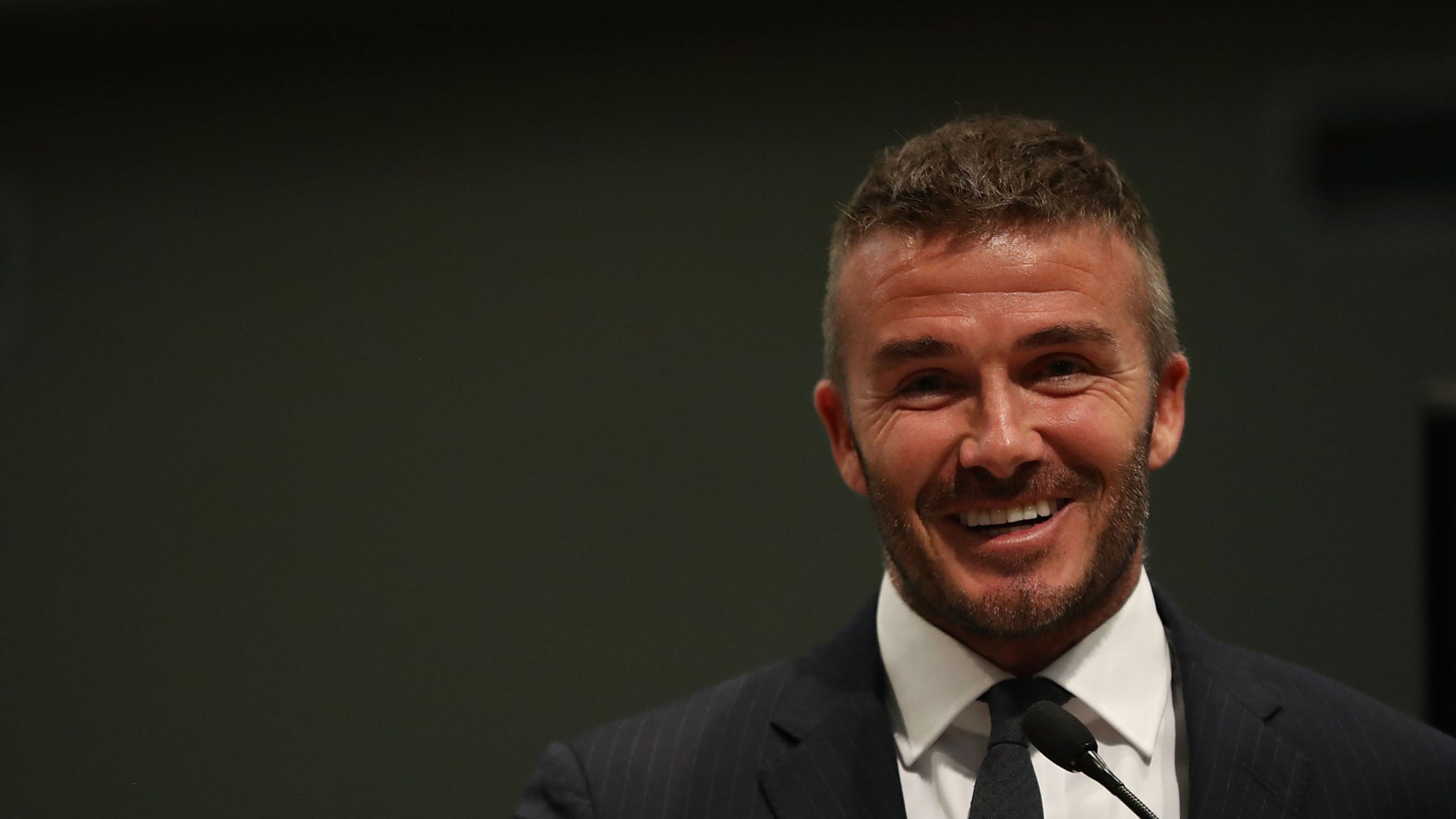 David Beckham 'apanhado' a falar ao telemóvel enquanto conduzia