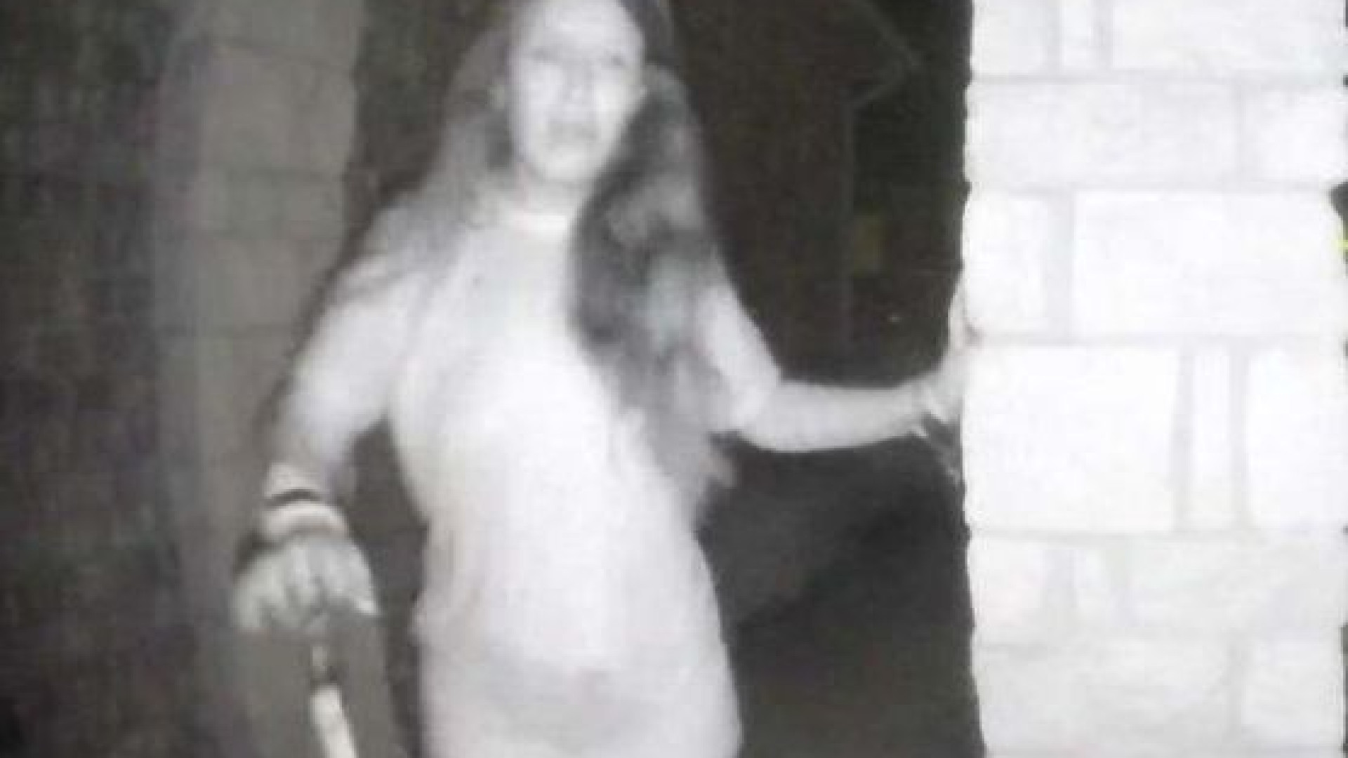 Já se sabe quem é a mulher mistério que tocou à campainha de várias casas