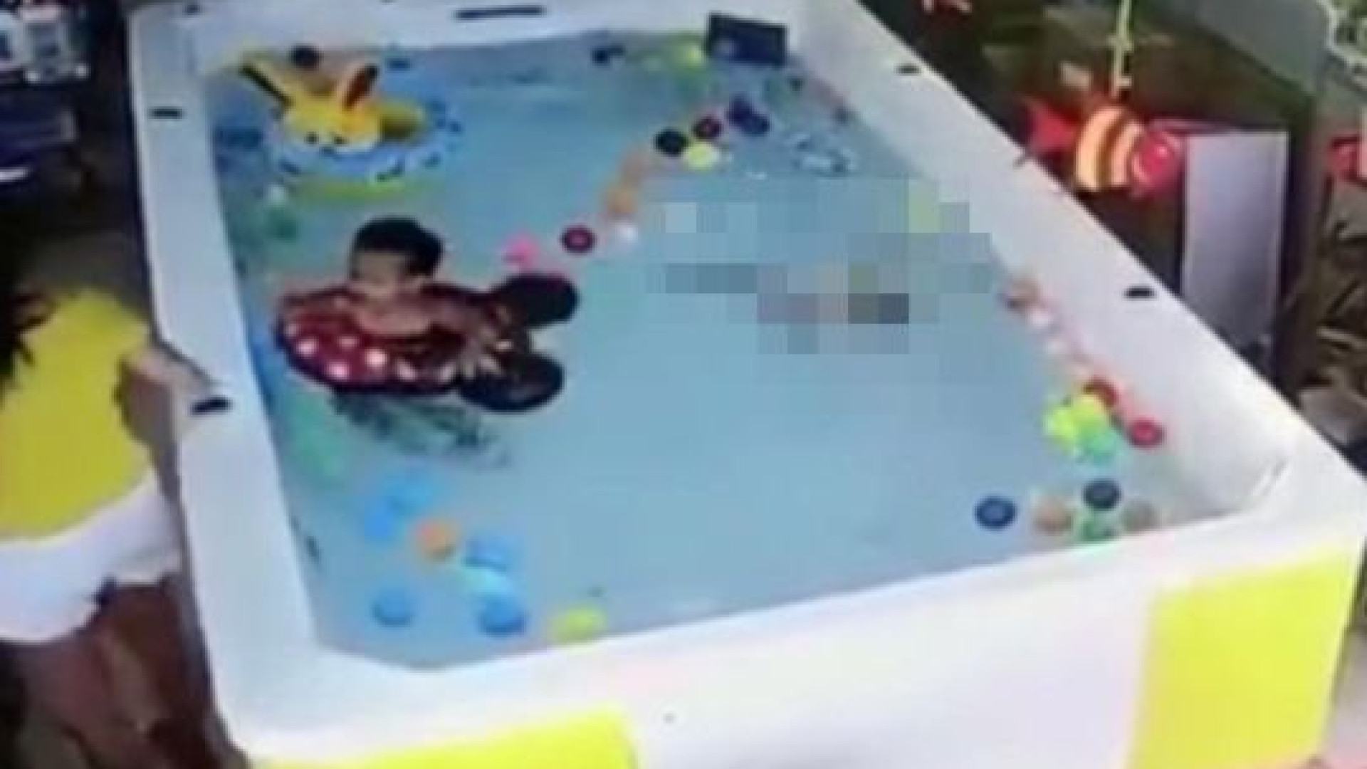 Criança fica 90 segundos debaixo de água enquanto mãe está ao telemóvel