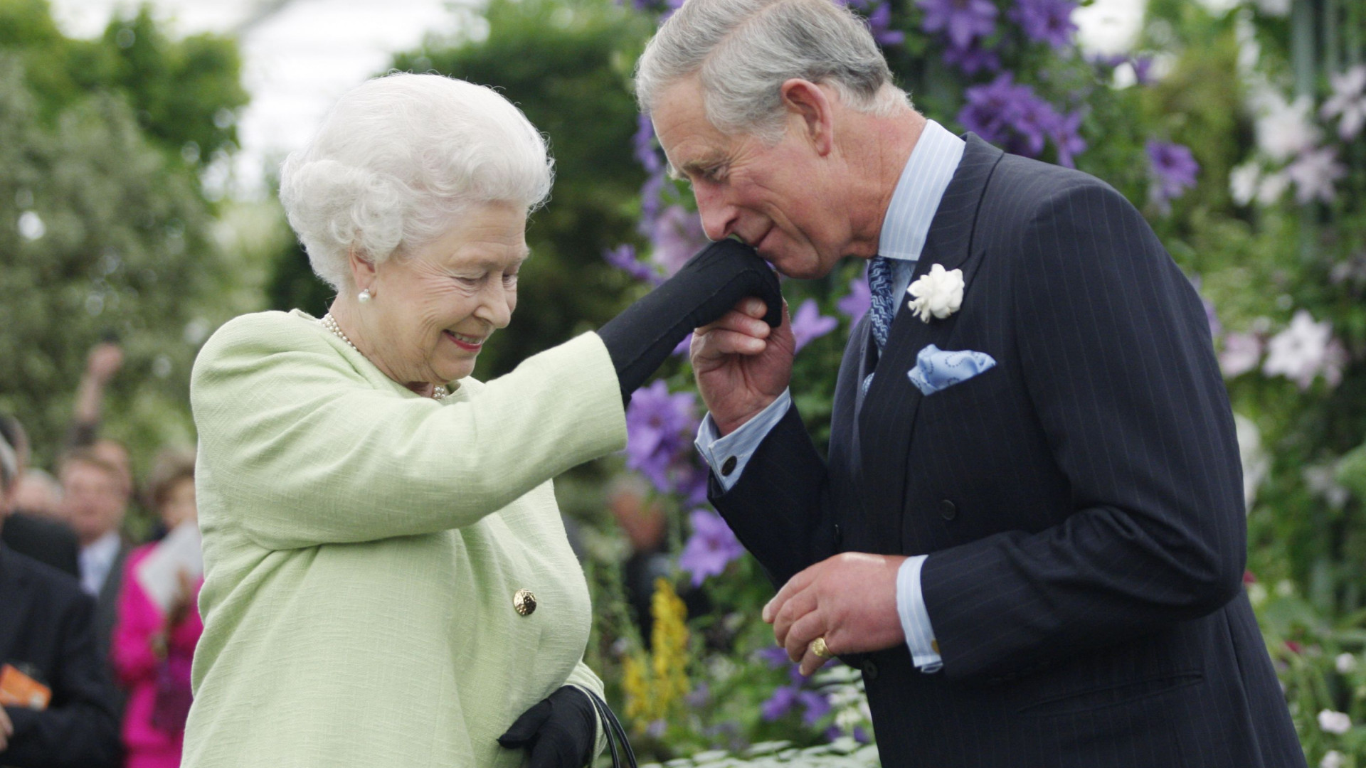 Rainha Isabel II prepara festa de 'arromba' para aniversário de Carlos