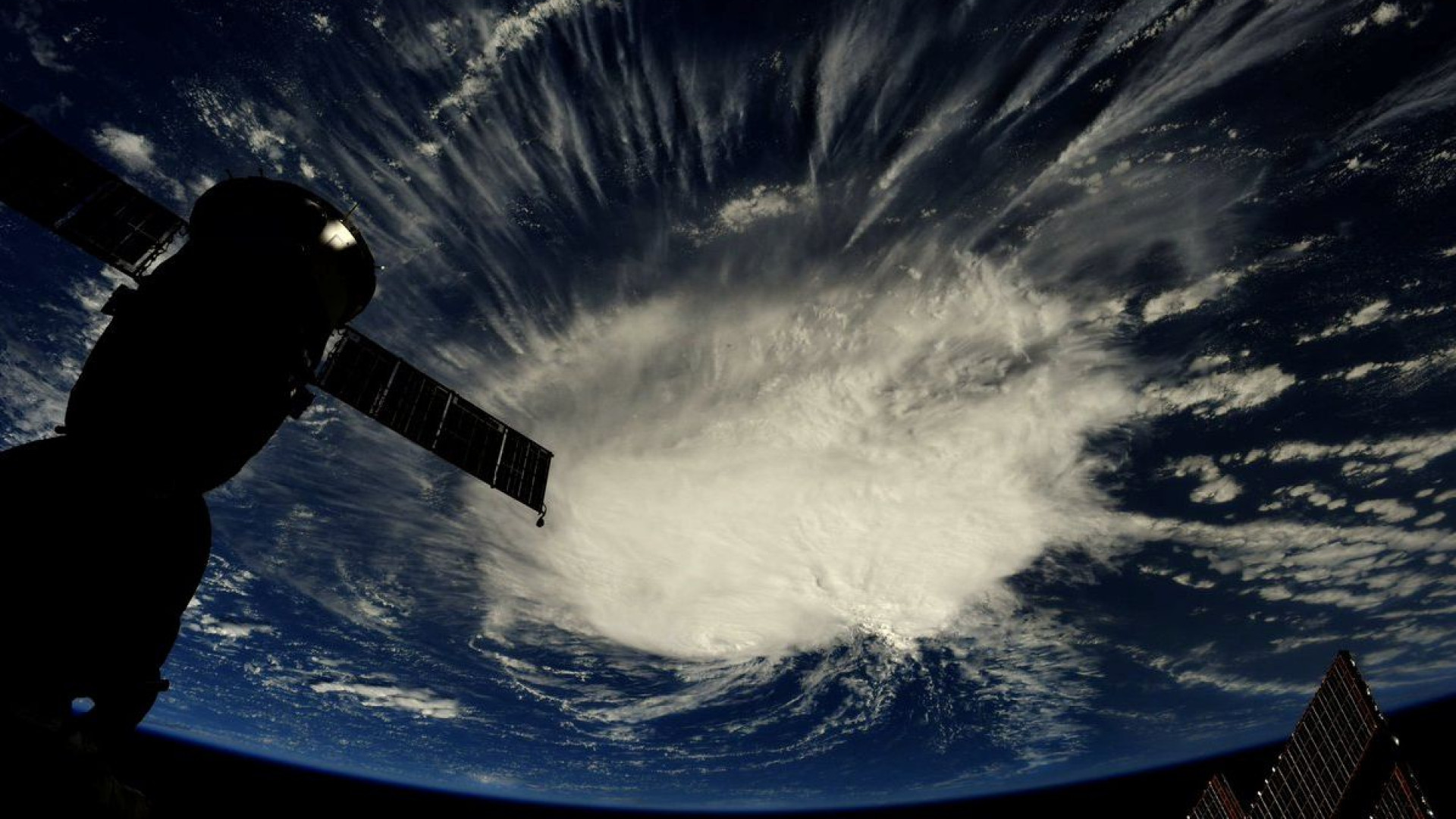Furacão Florence perde força mas continua extremamente perigoso