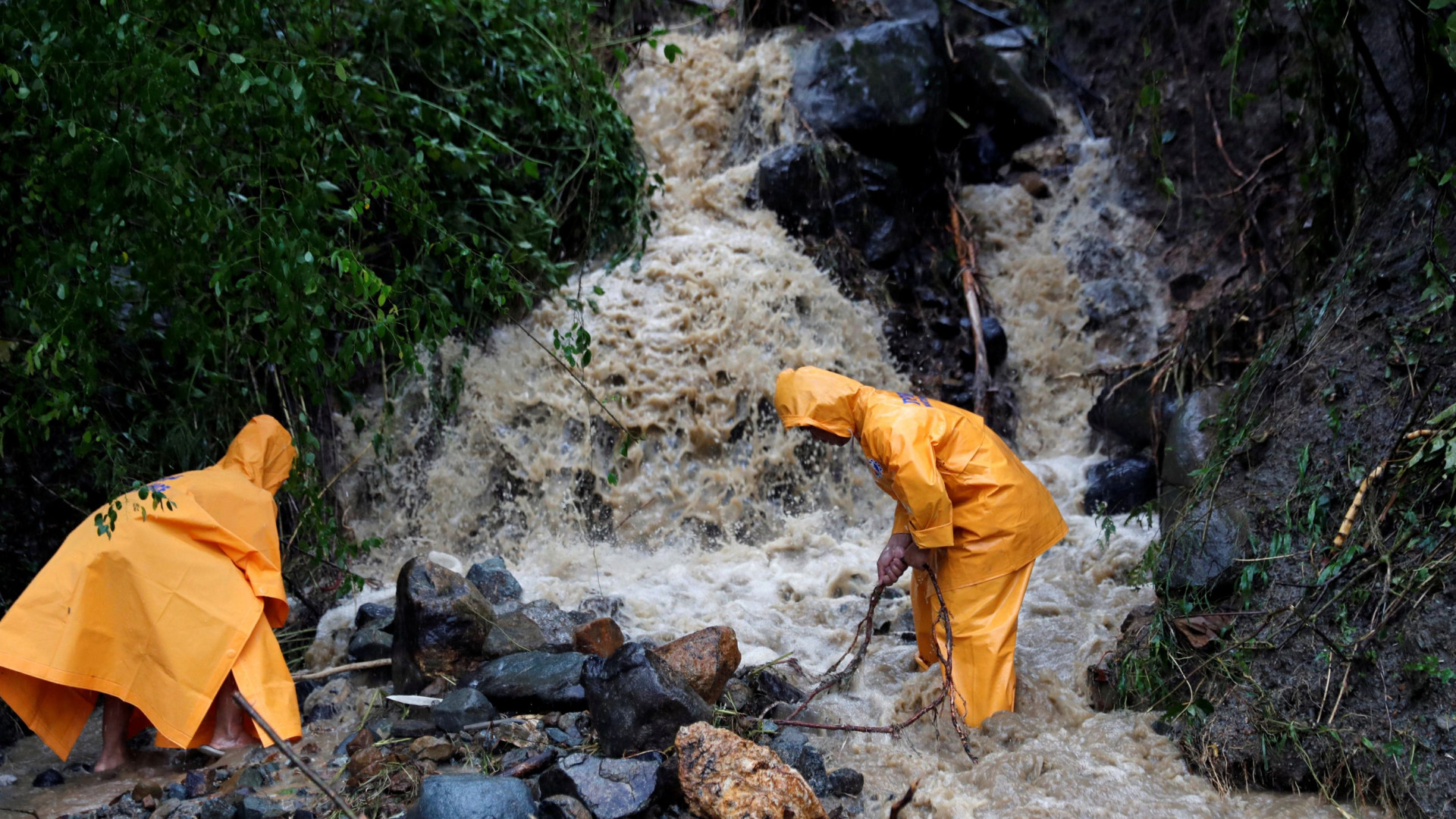 Tufão Mangkhut causa pelo menos 12 mortos no norte das Filipinas