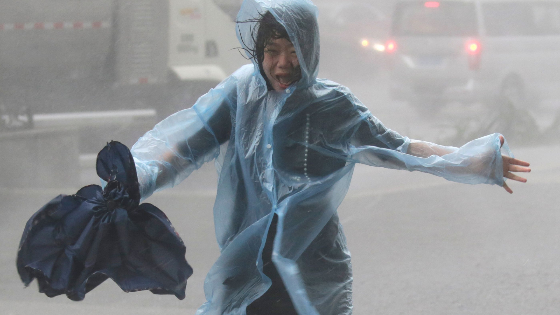 Quase 900 voos adiados ou cancelados em Hong Kong devido a tufão