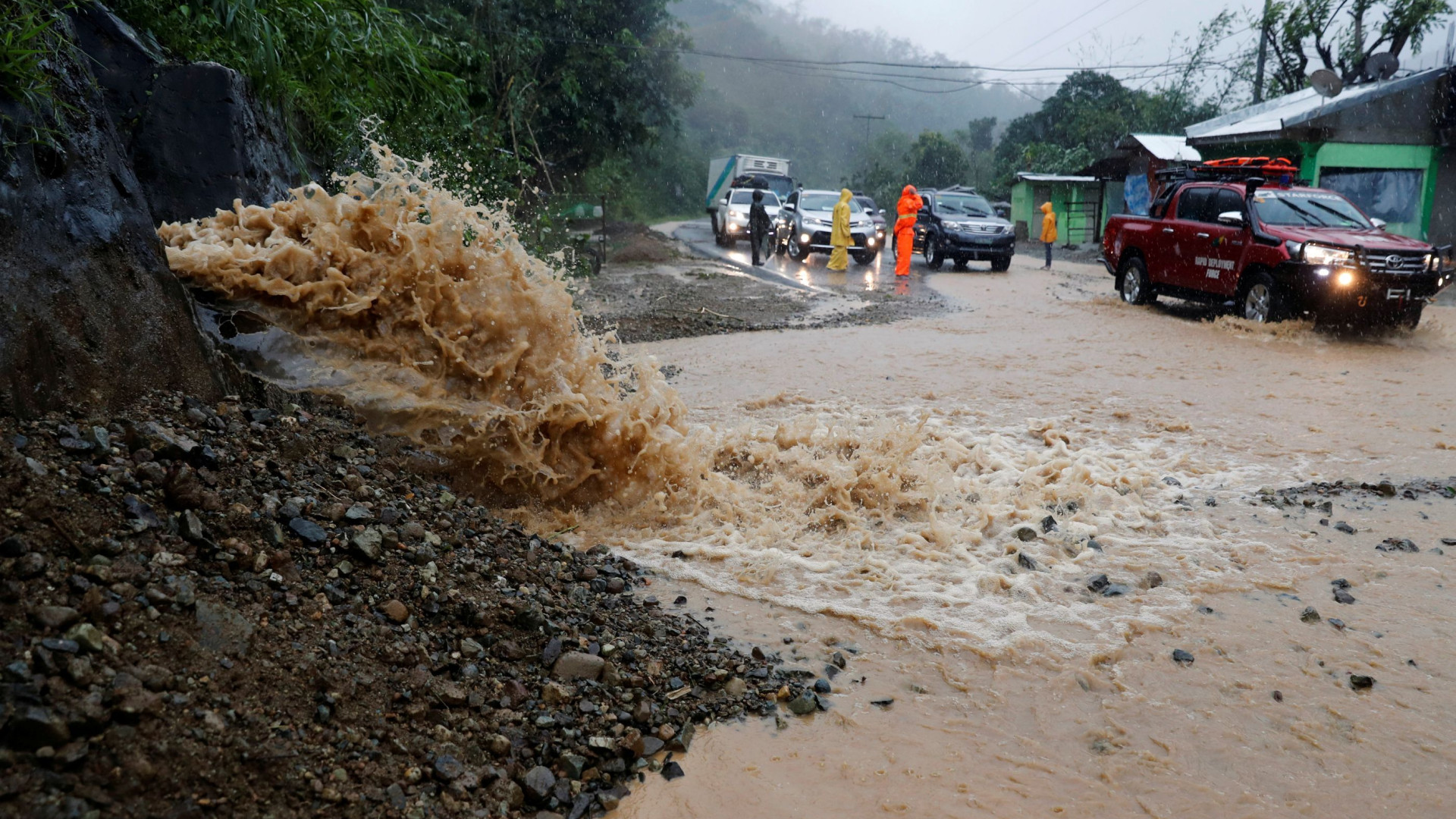Tufão Mangkhut provoca derrocada no sul da China