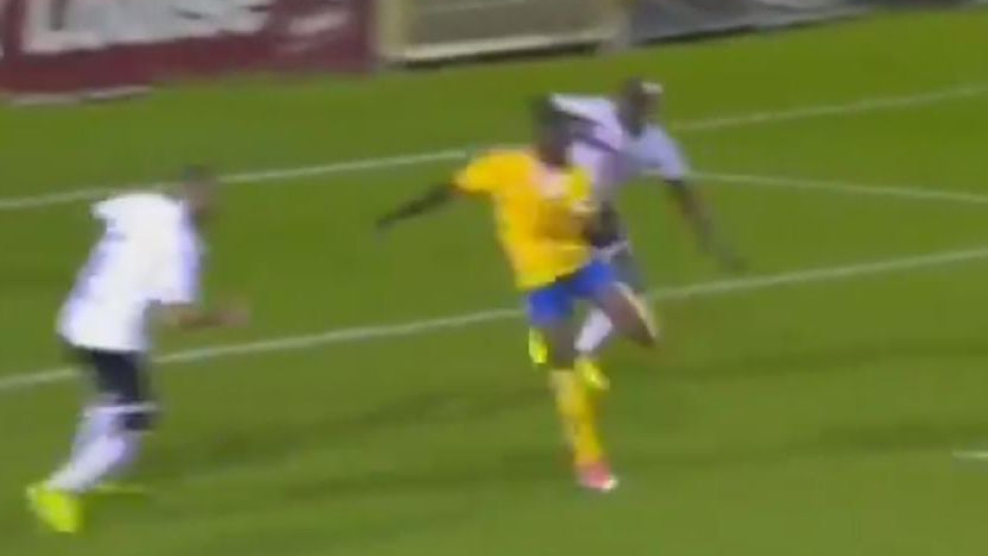 Golo de Ibra? Então veja este que nos chega da segunda divisão belga