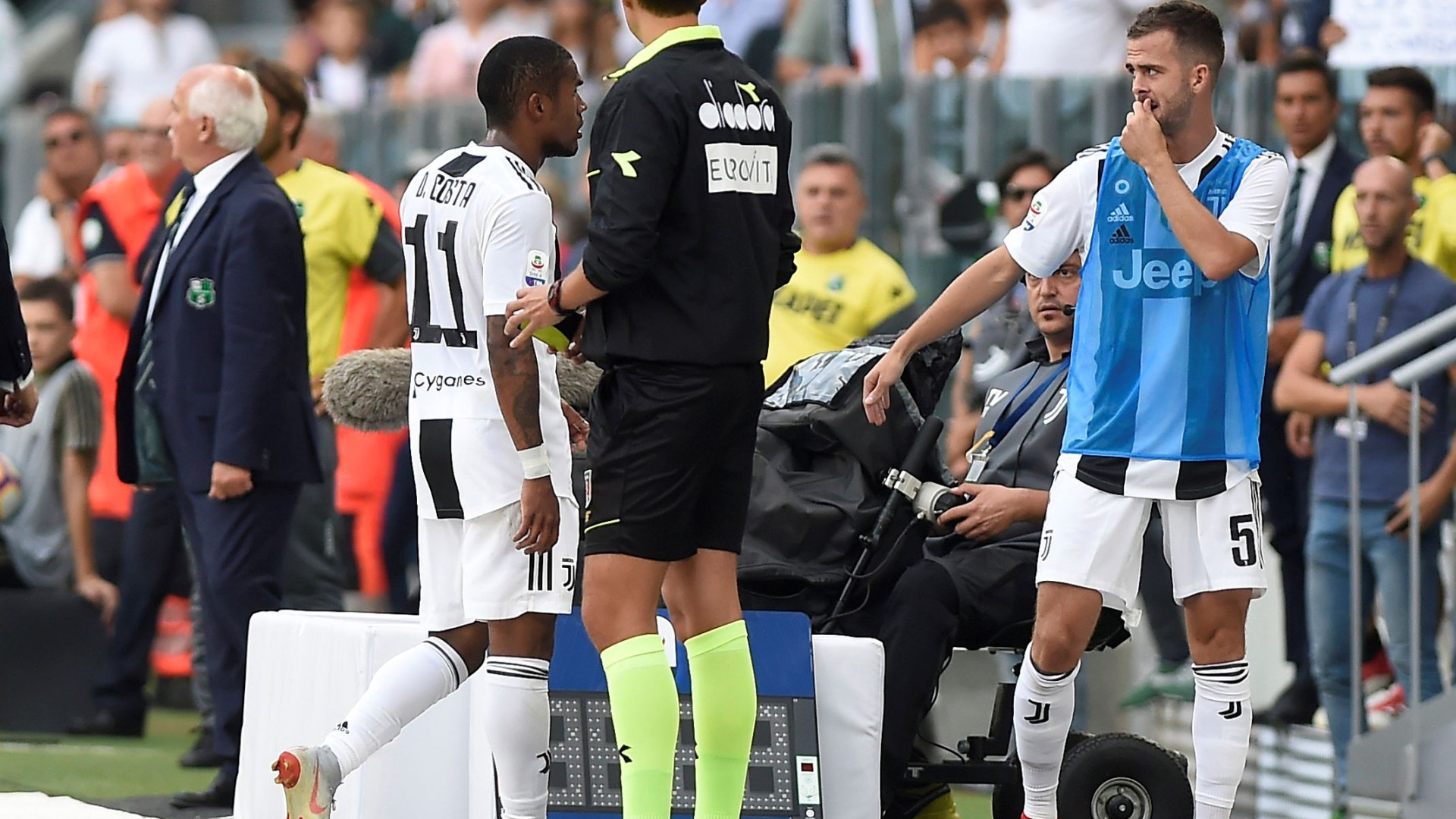 Jogador alvo da ira de Douglas Costa reage: "Exijo respeito!"