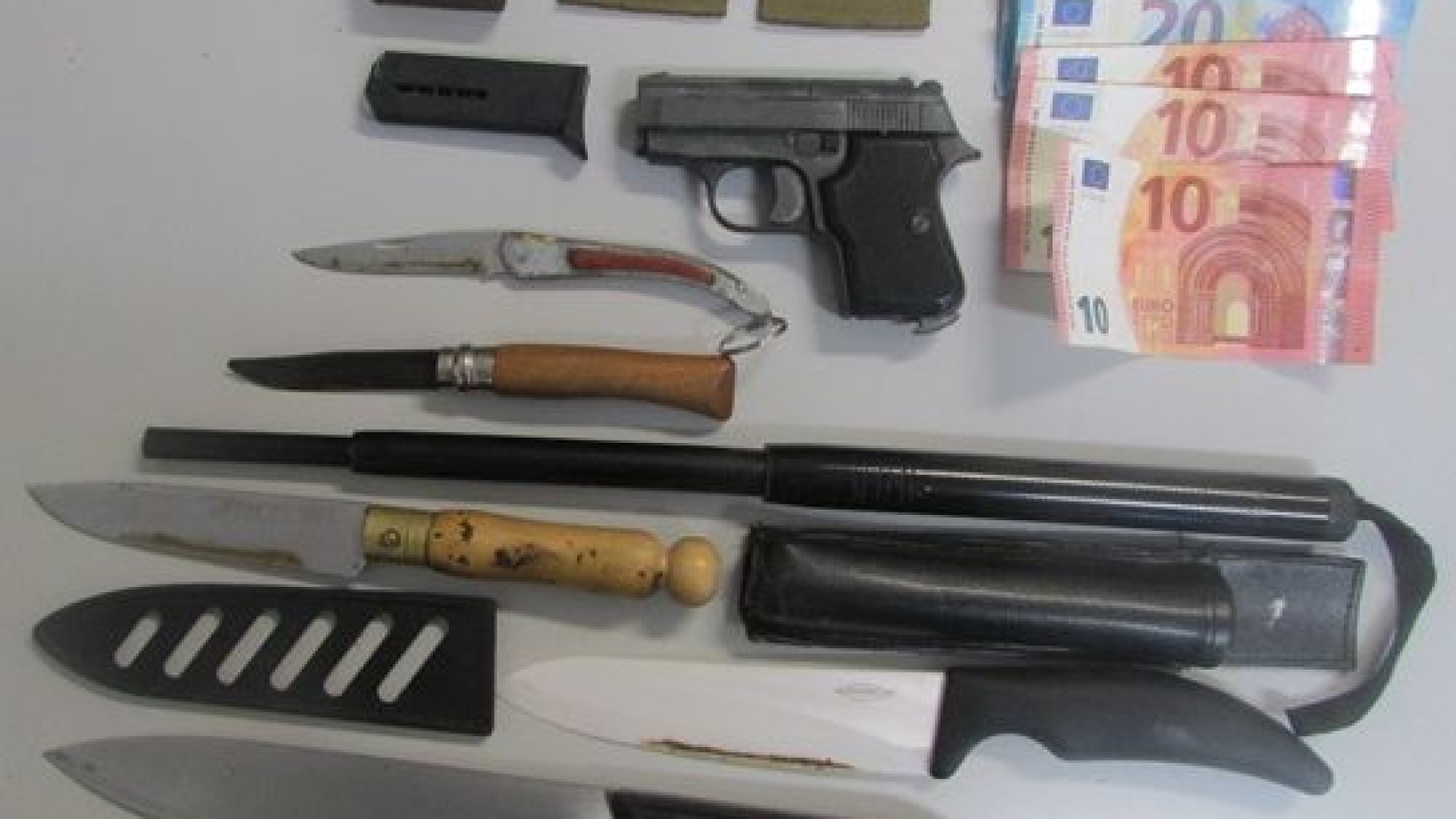 Traficante de droga apanhado com navalhas e um bastão