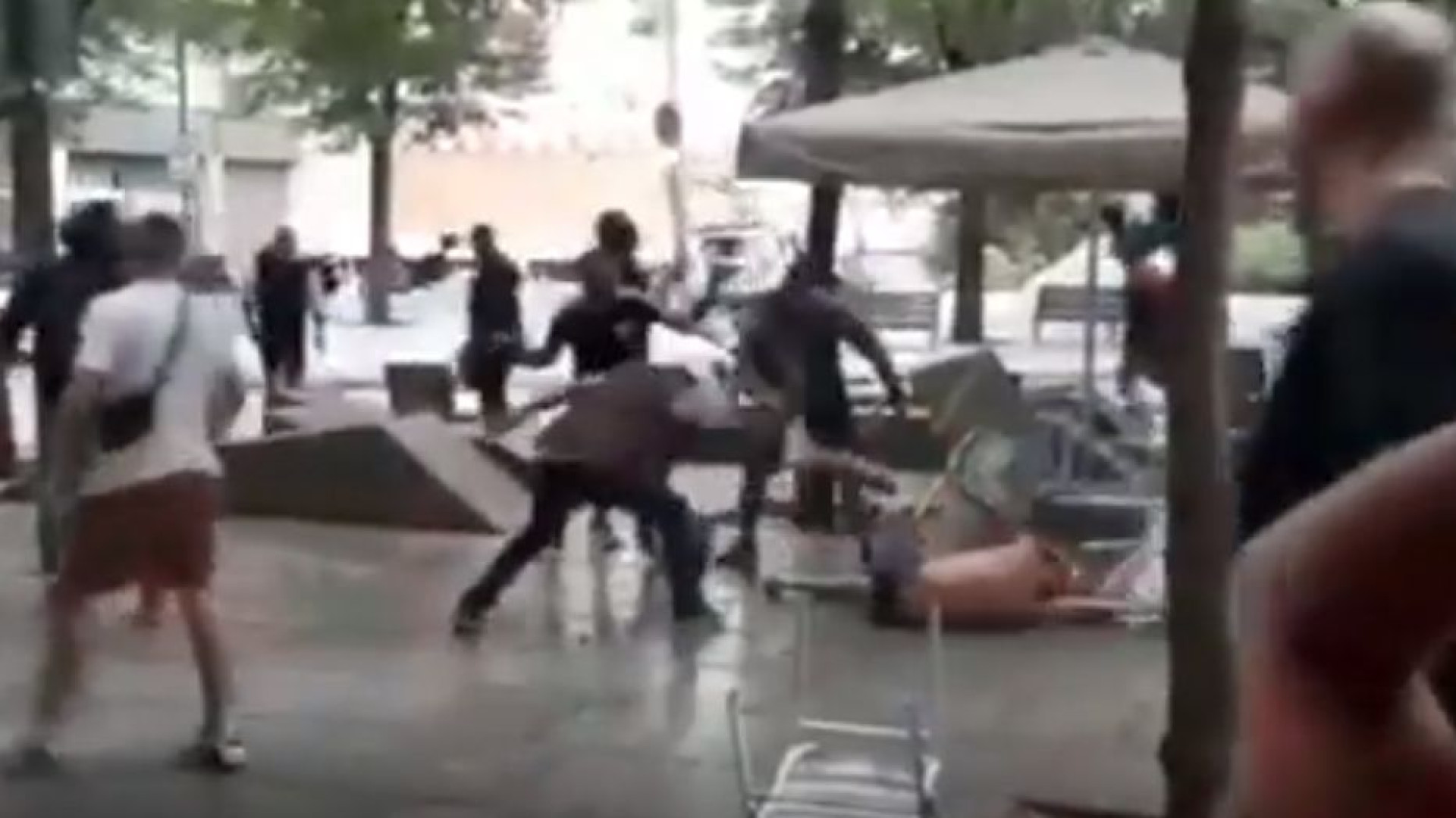 Arrepiante: Hooligans em Barcelona espancam adepto com uma cadeira