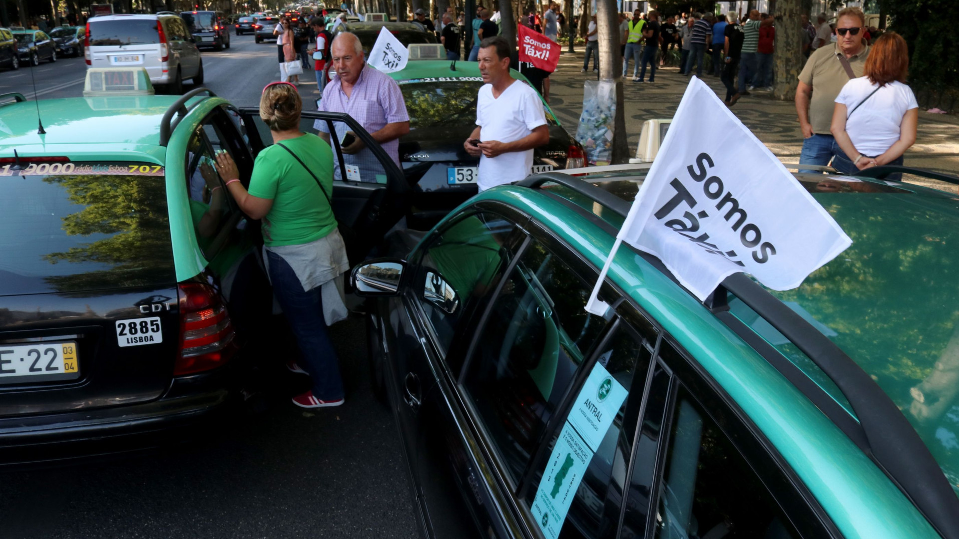 Dezena e meia de táxis com pneus furados em Lisboa