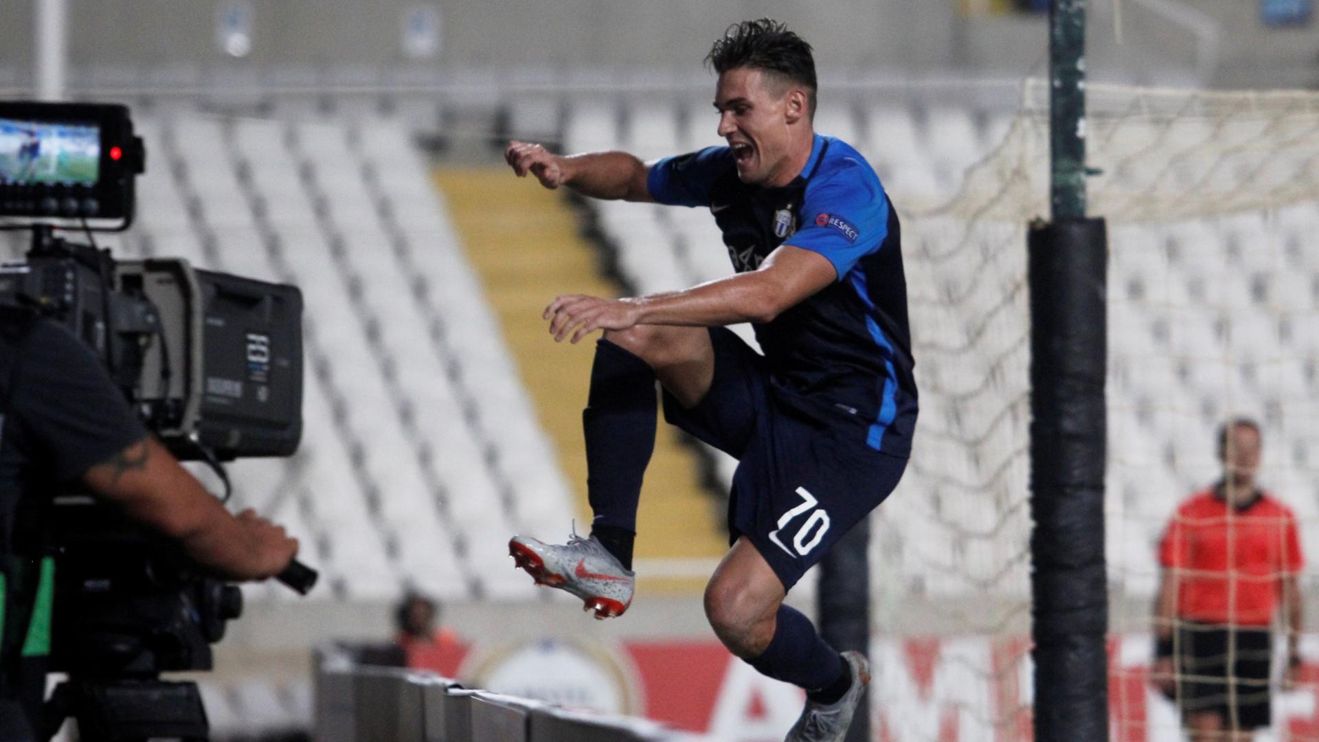 Susto da noite: Jogador festeja golo da vitória e cai num fosso