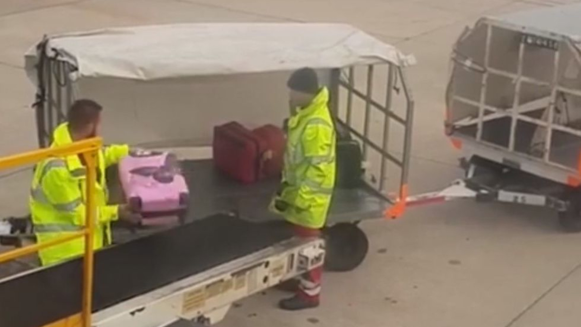 Funcionário de aeroporto arremessa bagagem com violência. "Isso é meu!"