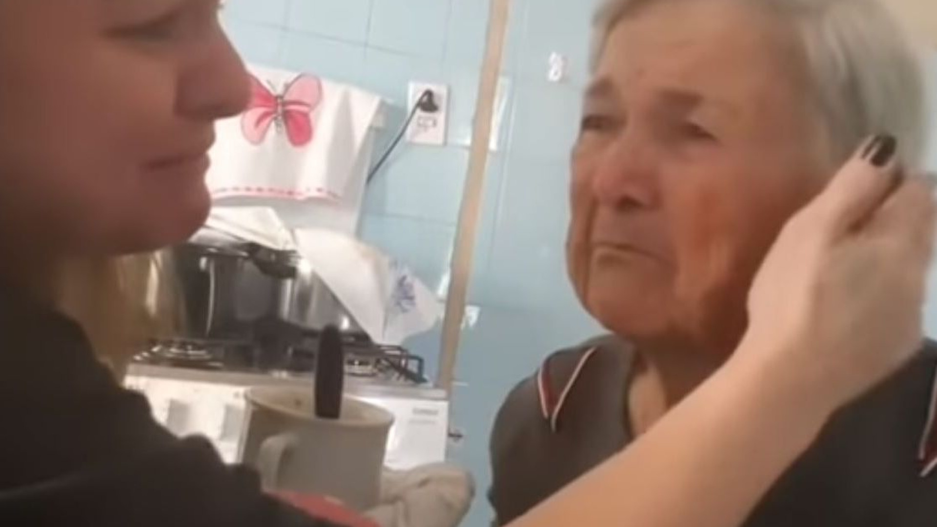 O emocionante momento em que mulher com Alzheimer reconhece a neta